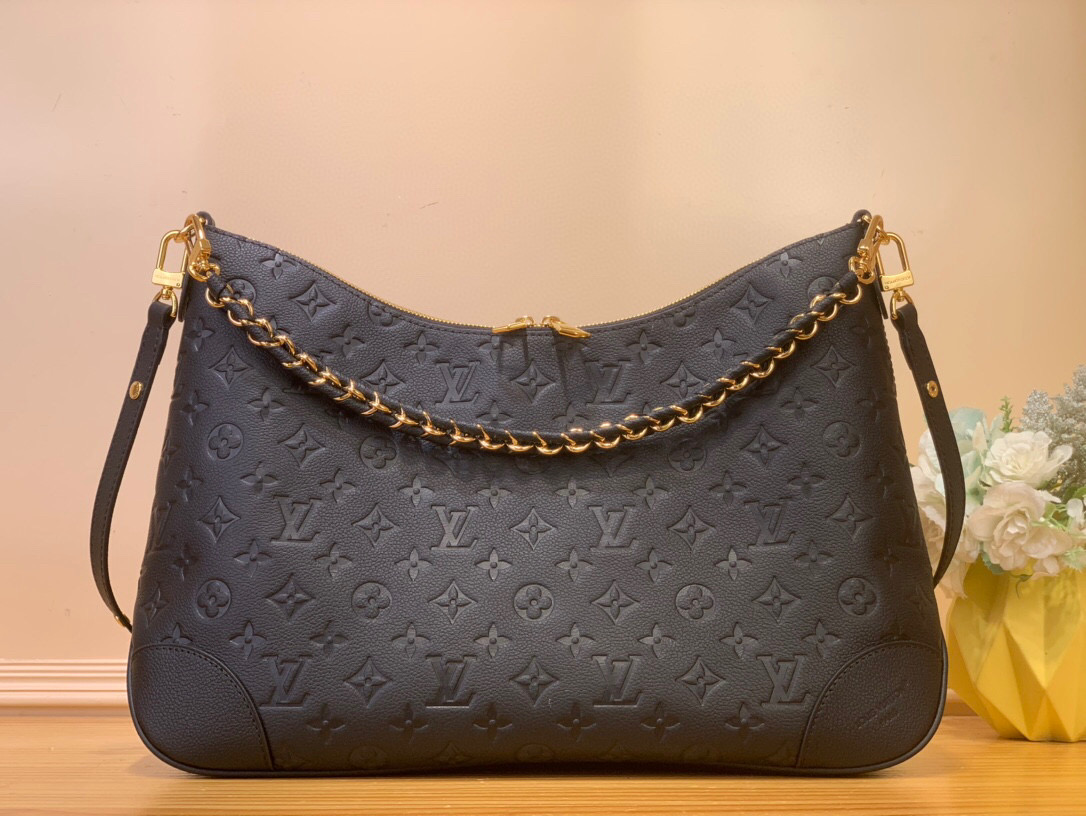 NO:551786,Top Original [Sac Boulogne GM] m25854 Taupe m13706 Black This classic Boulogne bag is available this season in a spacious and versatile format, perfect for carrying a laptop and other essentials. Inspired by an archival piece from 1984, this elegant model from YS is made of Monogram Imreinte leather and complemented by a removable gold braided chain. It can be worn crosswise, over the shoulder or by hand.  Dimensions 40x29x15 cm.8619095 (length x height x width),19860909顶级原单【Sac Boulogne GM】 m25854 灰褐色 m13706 黑色 这款经典的布洛涅包本季以宽敞的通用格式提供,非常适合携带笔记本电脑和其他必需品.灵感来自1984年的档案作品,YS这款优雅的模型由Monogram Imreinte皮革制成,并辅以可拆卸的金色编织链.它可以交叉佩戴、肩背或用手佩戴. 尺寸40x29x15厘米.8619095（长x高x宽）,,Bag