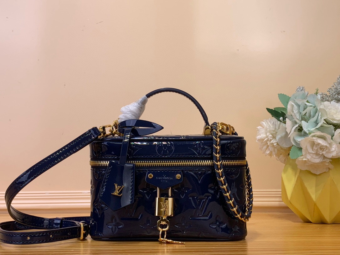 NO:551807,The top original item [VANITY CHAIN OUCH handbag] M47125 patent leather/blue M13483 Vanity Chain ouch Bl handbag draws inspiration from the classic cosmetic case and interprets the spirit of travel with Monogram canvas. The top handle and detachable woven chain are integrated into leather elements, contrasting with the simple lines of the bag body. The LV imprinted padlock and leather key bag continue the iconic details. Size 19  x11.5x6.5 cm (length x height x width) 7018085,,louis vuitton19860909顶级原单【VANITY CHAIN OUCH 手袋】M47125 漆皮/蓝色 M13483 Vanity Chain ouch Bl手袋向经典化妆箱汲取灵感,以Monogram 帆布诠释旅行精神.顶部手柄和可拆卸编织链条融入皮革元素,与包身的简明线条相互映衬.LV 铭纹挂锁和皮革钥匙包延续标志性细节.  尺寸19 x11.5x6.5厘米(长度x高x宽) 7018085,,louis vuitton,Bag