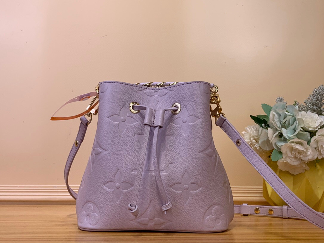 NO:551781,Top original order [NONO BB handbag] m25675 Purple This Néonoé BB handbag joins the Dream series with an elegant style. The Monogram Emreinte Ys leather is dipped in dreamy pastel tones, which contrast with the woven chain. The spacious structure has an inner pocket, which can be flexibly switched between multiple carrying methods. Dimensions 20 x 13 x 20 cm (height x width x length).7819085,19860909顶级原单【NONO BB 手袋】 m25675 紫色 本款 Néonoé BB 手袋以清雅风姿加入 Dream 系列,为 Monogram Emreinte Ys皮革浸染梦幻粉彩色调,与编织链条相映成趣.宽敞构型设有内袋,可灵活切换多种背携方式. 尺寸20 x 13 x 20 厘米 (高 x 宽 x 长度).7819085,,Bag