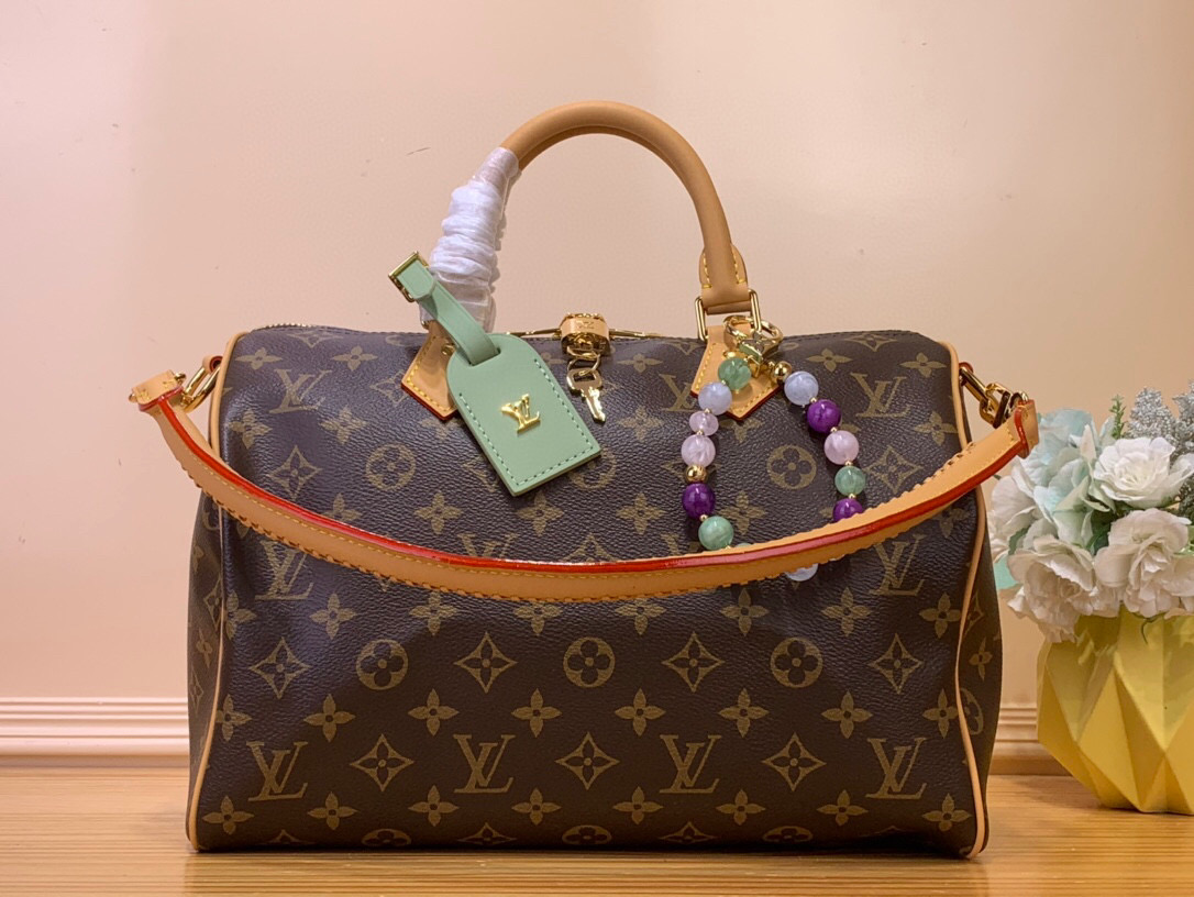 NO:551953,Top original order [SEEDY SOFT 30 LUCKY Handbag] m15107 Presbyopia/Light Green This Seedy Soft 30 Lucky Xl handbag is made of Monogram canvas with VVN leather trim, and is highlighted by jewelry-like removable decoration, contrasting lining and metal parts. The ample configuration can easily accommodate a tablet computer and daily needs. Dimensions 21 x 17 x 30 cm  6317075 (height x width x length),19860909顶级原单【SEEDY SOFT 30 LUCKY 手袋】 m15107 老花/ 淡绿色 本款 Seedy Soft 30 Lucky Xl手袋为 Monogram 帆布勾勒 VVN 皮革饰边,再借宛若珠宝的可拆卸装饰、撞色内衬和金属件点亮考究细节.充裕构型可轻松容纳平板电脑与日常所需. 尺寸21 x 17 x 30 厘米 6317075 (高 x 宽 x 长度),,Bag