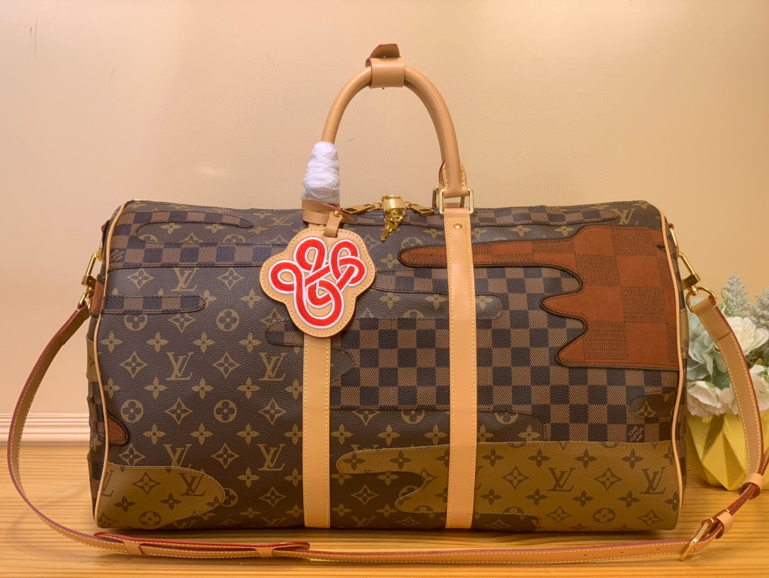 NO:552213,Top original list [KEEALL BANDOULIRE 50 travel bag] m26119 color block This Keeall Bandoulière 50 travel bag is integrated into Monogram Db canvas with Monogram Reverse and Damier canvas patches, making it a modern choice for weekend trips with scattered scenery effects. The old cowhide trim adds brand strokes, and the gorgeous LV Dynasty decoration releases agility. Size 29 x 23 x 50 cm. (H x Width x Length). 951981000,,louis vuitton,versace,cowhide19860909顶级原单【KEEALL BANDOULIRE 50 旅行袋】 m26119 拼色 本款 Keeall Bandoulière 50 旅行袋为 Monogram Db帆布融入 Monogram Reverse 和 Damier 帆布贴饰,以错落景致效果成就周末出行的摩登之选.做旧牛皮革饰边增添品牌笔触,绚丽 LV Dynasty 装饰释放灵动意趣. 尺寸29 x 23 x 50 厘米. (高 x 宽 x 长度).951981000,,louis vuitton,versace,cowhide,Bag
