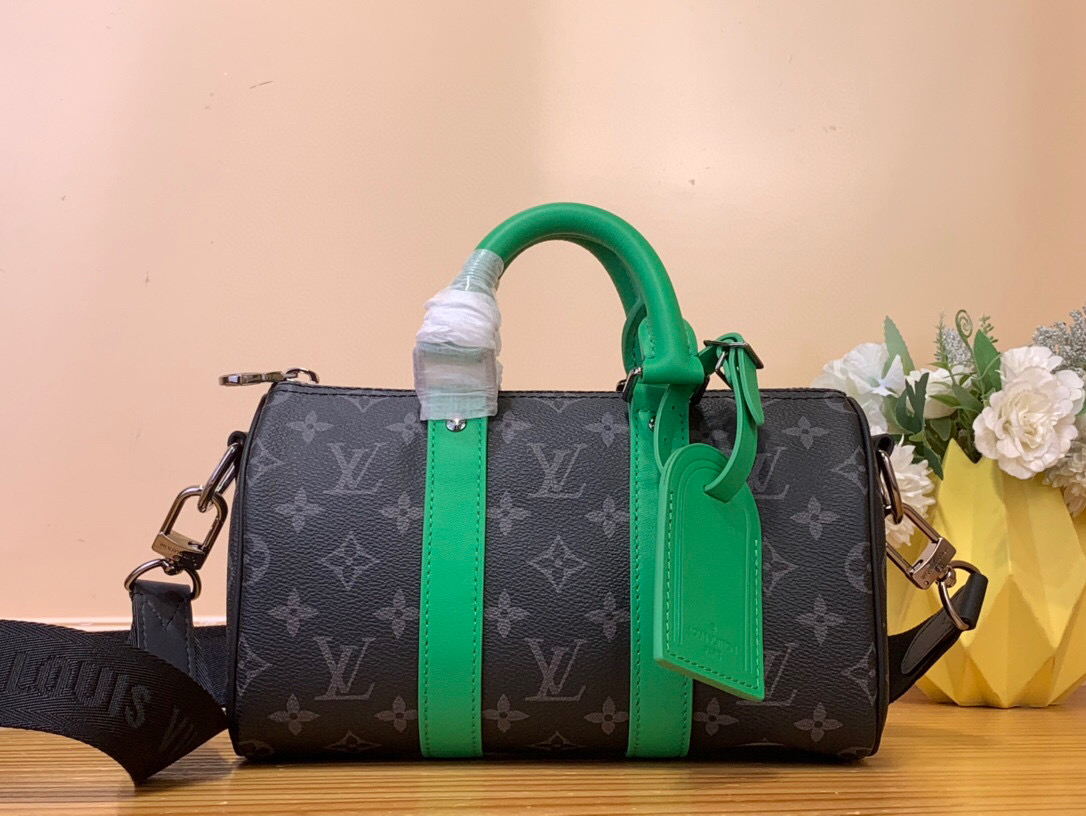 NO:551815,Top original order [KEEALL BANDOULIRE 25 handbag] m25885 black flower/green This Keeall Bandoulière 25 handbag has the modern style of Monogram Eclise Hx canvas, with side straps, handles and nameplates made of distressed metal parts and bright leather. The compact configuration is suitable for urban travel, and the rolled handle and detachable and adjustable fabric shoulder strap allow for a variety of carrying options. Size 15 x 11  x 25 cm 5216065 (height x width x length),19860909顶级原单【KEEALL BANDOULIRE 25 手袋】 m25885 黑花/绿色 本款 Keeall Bandoulière 25 手袋拥有 Monogram Eclise Hx帆布的摩登风尚,搭配做旧金属件和明丽皮革制成的侧带、手柄及名牌.紧凑构型适宜都市出行,辊压手柄和可拆卸并调节的织物肩带实现多种背携选择. 尺寸15 x 11 x 25 厘米 5216065 (高 x 宽 x 长度),,Bag