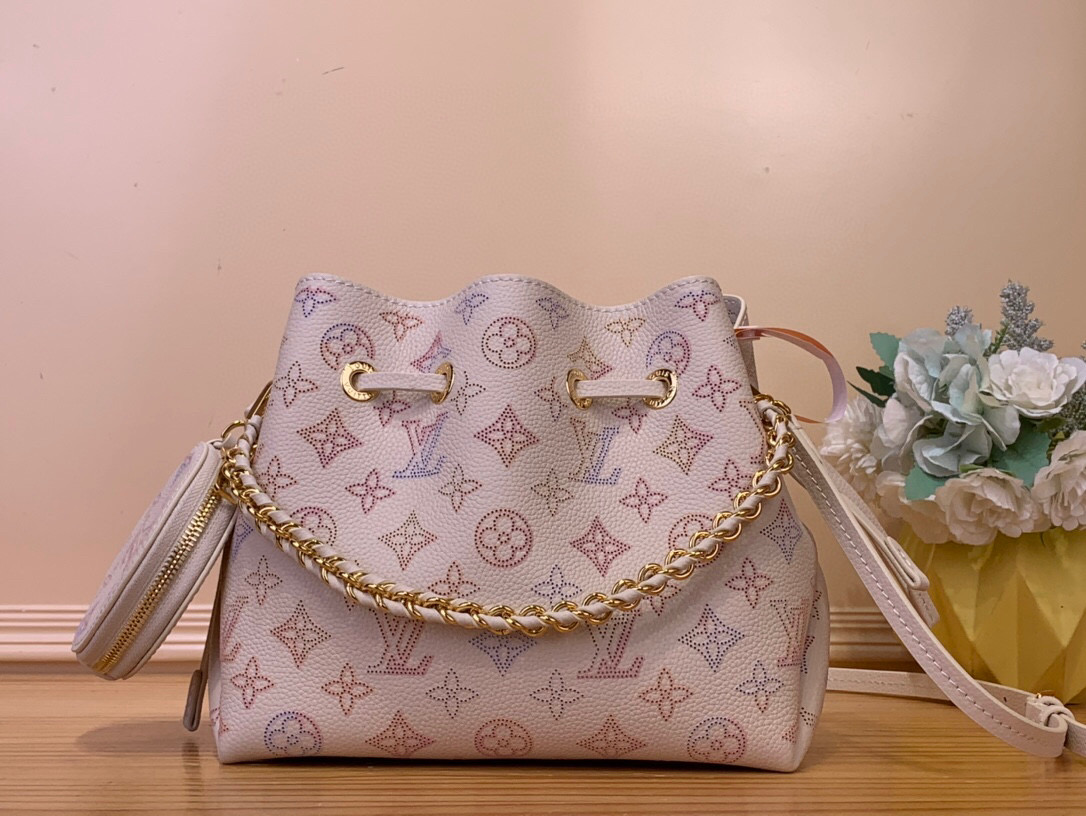 NO:551929,Top original order [BELLA handbag] m15114 white/gradient (hollow) This Bella handbag is from the Dream Ys series, using engraved leather to present the Monogram perforation pattern, and then using the watercolor effect to reflect the delicate color contrast. The detachable woven chain and other metal parts illuminate the delicate structure, and the rounded coin pocket ensures neat storage. Dimensions 22 x 14 x 19 cm 8319095 (H x W)  x length),19860909顶级原单【BELLA 手袋】 m15114 白色/渐变（镂空） 本款 Bella 手袋出自 Dream Ys系列,以镂花皮革呈现 Monogram 穿孔图案,再借水彩效果映现细腻色彩对比.可拆卸编织链条等金属件点亮精巧构型,圆润零钱袋确保齐整收纳. 尺寸22 x 14 x 19 厘米 8319095 (高 x 宽 x 长度),,Bag