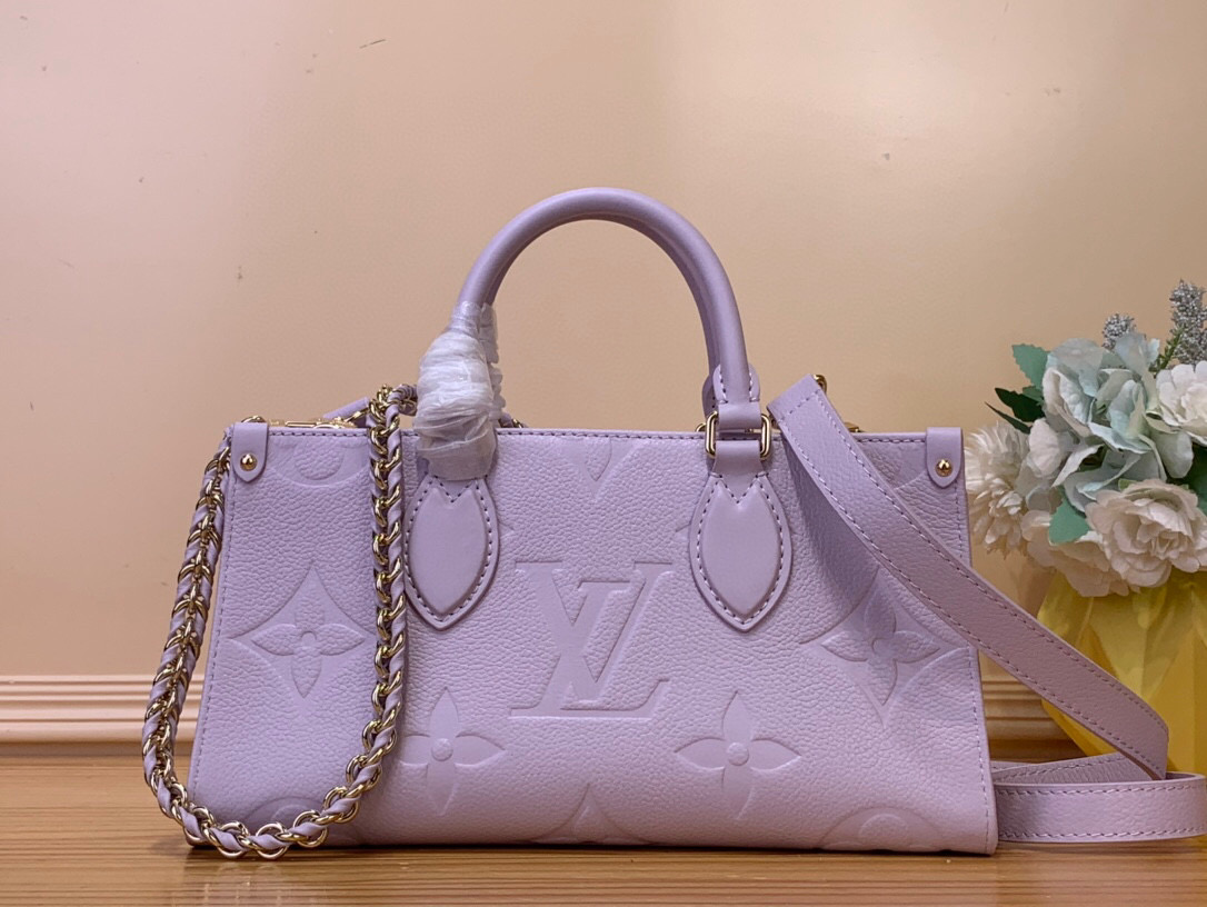 NO:551793,Top original order [ONTHEGO EAST WEST handbag] m15192 Purple This OnTheGo East West Ys handbag makes the Monogram Emreinte leather appear in dreamy watercolor tones, adding a soft touch to the handbag series. The internal compartments allow for organized storage, and the detachable woven chain provides multiple carrying methods. Dimensions 13 x 10 x 25 cm 7819085 (height x width x length),19860909顶级原单【ONTHEGO EAST WEST 手袋】 m15192 紫色 本款 OnTheGo East West Ys手袋令 Monogram Emreinte 皮革呈现梦幻水彩色调,为手袋系列再添柔美一笔.内部隔层实现有序收纳,可拆卸编织链条提供多种背携方式. 尺寸13 x 10 x 25 厘米 7819085 (高 x 宽 x 长度),,Bag