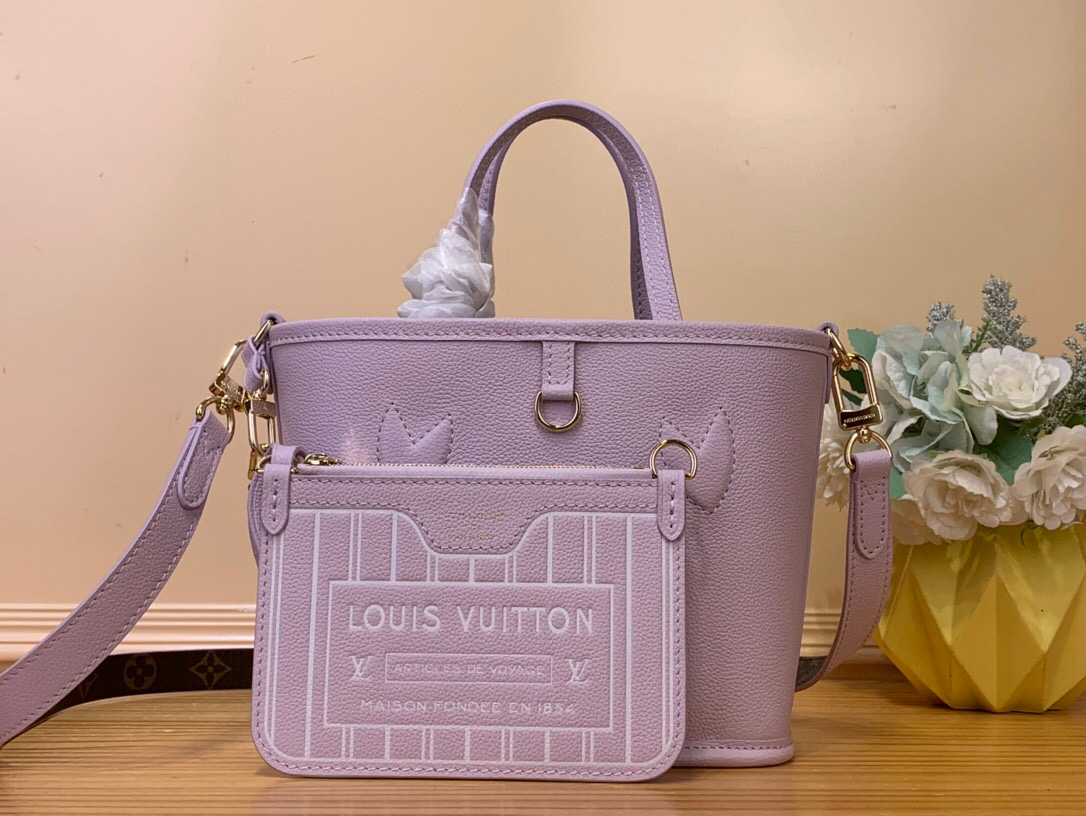 NO:551799,Top original item [Neverfull Bandoulière Inside Out BB handbag] m25656 Presbyopia/Purple You can enjoy 2 kinds of outfits 'Neverful Inside Out'  BB'.Ys uses Misty Lelac's grained leather on one side and the Monogram canvas that symbolizes the Maison on the other side, completing the double-sided specification. The detachable zippered pouch can be used alone or as an outer bag. The glossy gold hardware adds embellishment. This item can be carried diagonally by a longer strap. Dimensions 26.5 x 16.5 x 11 cm  7318085 (width x height x sides),19860909顶级原单【Neverfull Bandoulière Inside Out BB 手袋】 m25656 老花/紫色 可以享受2种装束的“NeverfulInside Out BB”.Ys一面使用了米斯蒂·莱拉克的粒面皮革,另一面使用了象征Maison的Monogram帆布,完成了双面规格.可拆卸的拉链式小袋,不仅可以单独使用,还可以作为外袋安装使用.有光泽感的金色金具增添了点缀.用较长的带子斜挂也可以随身携带的单品. 尺寸26.5 x 16.5 x 11厘米 7318085（宽x高x边）,,Bag