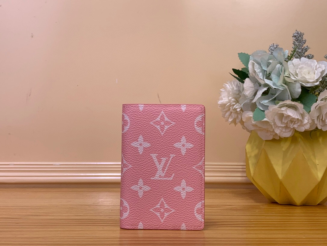 NO:551832,Top original item [Pocket Card Holder Wallet] M61696 Pink/White Silk Screen This pocket wallet is made of Brushed Monogram Ld leather, showing a faded Monogram print and a made/dated texture, paying tribute to the leather saddle used by cowboys for a long time. It has a card compartment, an inner pocket and an outer back pocket. Size 7.5x11.1x 1 cm 1712026,19860909顶级原单【口袋卡夹 钱夹】M61696 粉/ 白丝印 本款口袋钱夹取材 Brushed Monogram Ld皮革,呈现褪色效果Monogram 印花和做/日质感,致意牛仔长期使用的皮革马鞍.设有卡片夹层、内袋和后侧外袋. 尺寸7.5x11.1x 1厘米 1712026,,Bag