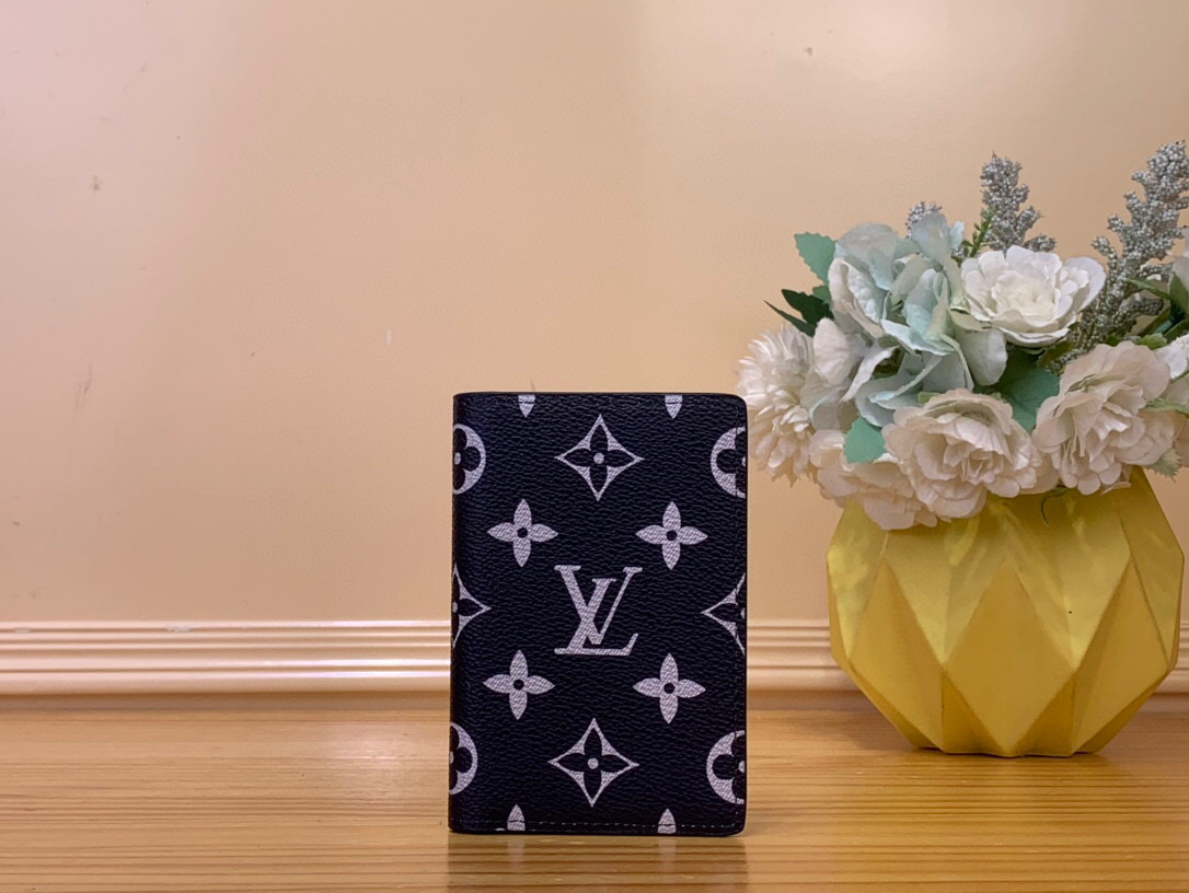 NO:551829,Top original item [Pocket Card Holder Wallet] M61696 Royal Blue/White Silk Screen This pocket wallet is made of Brushed Monogram Ld leather, showing a faded Monogram print and a made-to-order texture, paying tribute to the leather saddle used by cowboys for a long time. It has a card compartment, an inner pocket and a rear outer pocket. Size 7.5x11.1x 1 cm 1712026,19860909顶级原单【口袋卡夹 钱夹】M61696 宝蓝色/ 白丝印 本款口袋钱夹取材 Brushed Monogram Ld皮革,呈现褪色效果Monogram 印花和做/日质感,致意牛仔长期使用的皮革马鞍.设有卡片夹层、内袋和后侧外袋. 尺寸7.5x11.1x 1厘米 1712026,,Bag