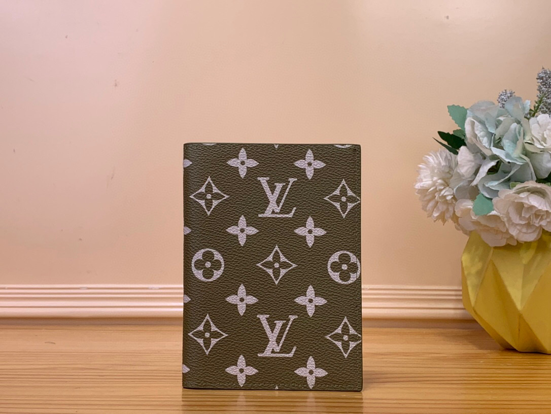 NO:551835,Top original order [Passport Holder] M64502 Green/White Silk Screen Passport Holder is an excellent companion for fashionable travel. Ld's luxurious grained calfskin lining, internal multi-compartment structure, classic style travel accessory. The image of a giraffe carrying a gorgeous Louis Vuitton handbag and shopping for it turns this elegant passport holder into a cute incarnation. Dimensions 10.0 x 14.0 x 2.5 cm 1812025,,louis  vuitton,cowhide19860909顶级原单【护照夹】M64502 绿色/白丝印 护照夹时尚出行的绝佳伴侣.Ld质感奢华的粒纹小牛皮内衬,内部多隔层构造,风格经典的旅行配饰.挎着华丽的路易威登手袋大肆采购的长颈鹿形象,将此款优雅的护照套变为可爱的化身. 尺寸10.0 x 14.0 x 2.5 cm 1812025,,louis vuitton,cowhide,Bag