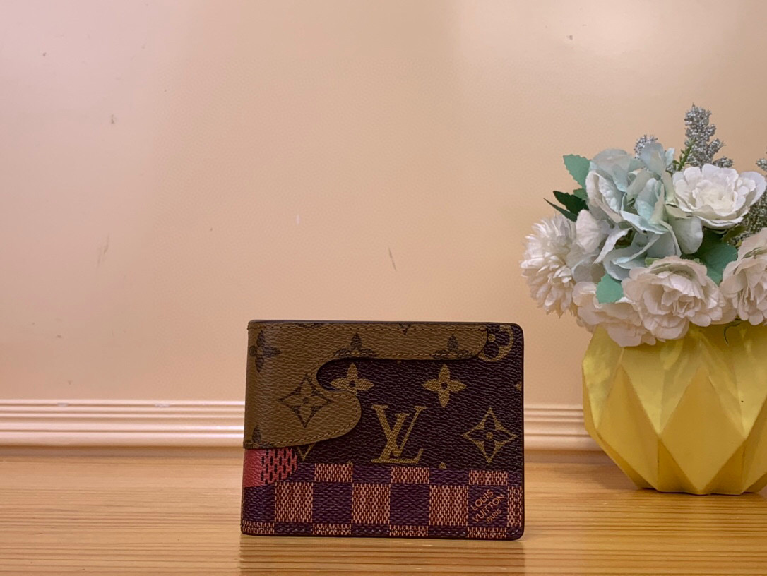 NO:552212,Top original item [multile wallet] m26012 color block As part of the 'monogram horizontal' theme, the 'wallet slim' combines monogram canvas and Damier & monogram reverse canvas. ms unexpected pattern combination adds a modern feel to this compact wallet. The interior design has 8 card slots and compartments for banknotes. Dimensions 11 x 8.5 x 2 cm 1812026 (width x height x sides),, wallets19860909顶级原单【multile 钱夹】 m26012 拼色 作为“字母图案横向”主题的一部分,将字母图案帆布与达米耶&字母图案反向帆布组合在一起的“钱包修长”.ms出人意料的图案组合,给这个小巧的钱包增添了现代感.内部设计有8个卡槽和纸币用隔间. 尺寸11 x 8.5 x 2厘米 1812026（宽x高x边）,,wallets,Bag