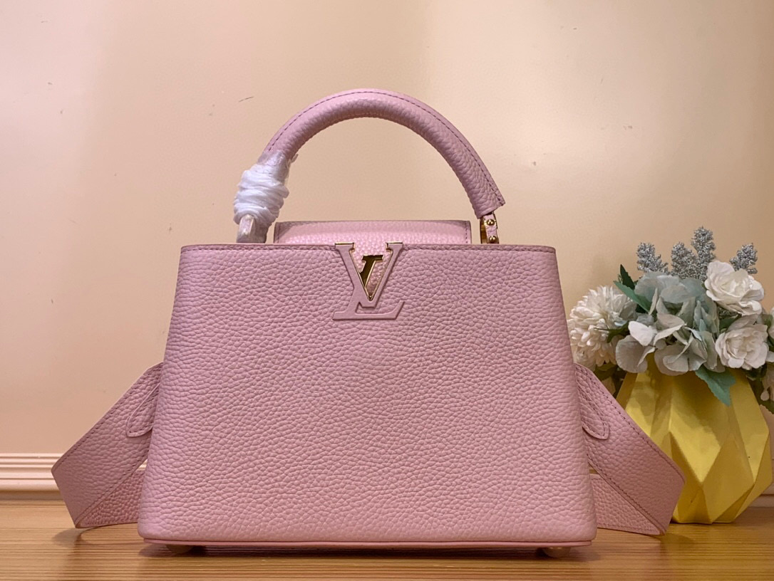 NO:551805,Top original order [CAUCINES small handbag] M4886594519 Pink (gold buckle) Summer model Caucines BB handbag is made of Taurillon Sn leather, and then the top handle and LV letters are wrapped with gorgeous calfskin leather, adding a touch of exotic style to the iconic design. The detachable wide shoulder strap allows for a comfortable shoulder or cross-body experience. Dimensions 21.0 x 14.0 x 8.0 cm  90121000 Dimensions 27.0 x 18.0 x 9.0 cm100121150,,louis vuitton,cowhide19860909顶级原单【CAUCINES 小号手袋】 M4886594519 粉色（金扣） 夏季款 Caucines BB手袋取材 Taurillon Sn皮革,再以华美小牛皮皮包裹顶部手柄及 LV 字母,令标志性设计融入一抹异域风情.可拆卸宽肩带实现舒适肩背或斜挎体验. 尺寸21.0 x 14.0 x 8.0 cm 90121000 尺寸27.0 x 18.0 x 9.0 cm100121150,,louis vuitton,cowhide,Bag