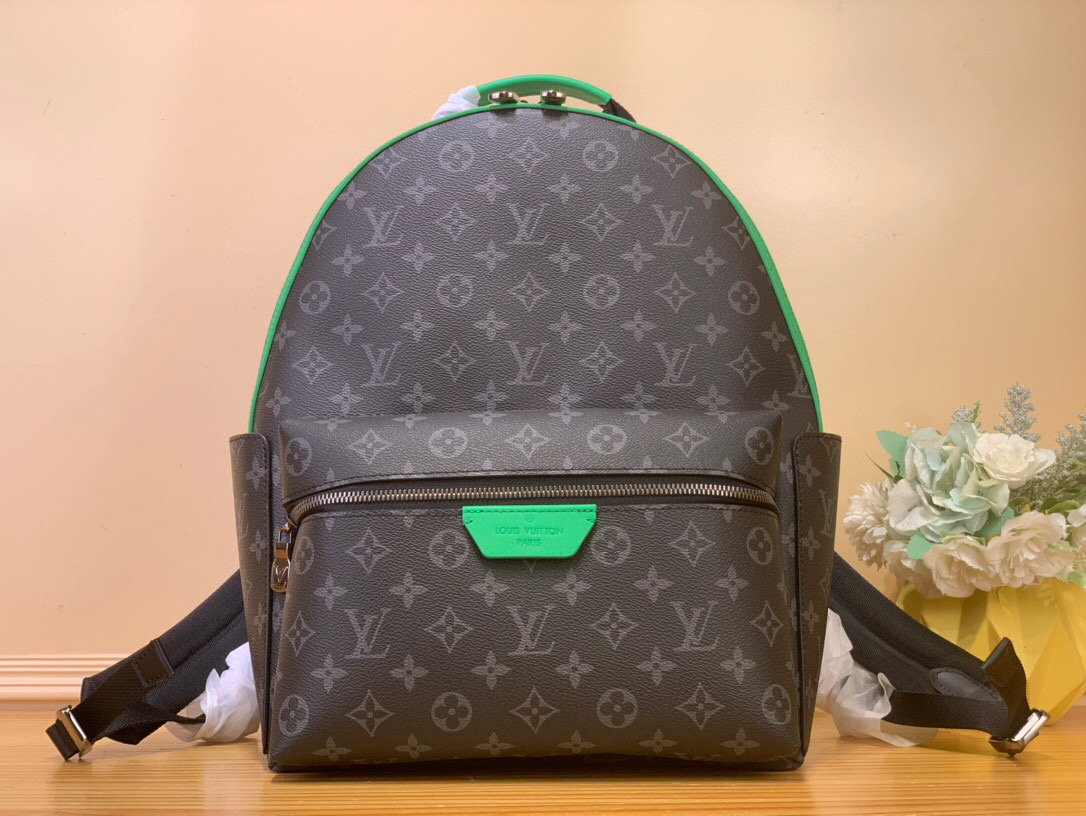 NO:551813,Top original item [DISCOVERY Small Backpack] m25887 Black Flower/Green This Discovery small backpack is made of Monogram Eclise Hx canvas and bright cow leather, with a colorful fabric lining, which injects an avant-garde flavor into the classic design. The zippered front pocket and open side pockets are convenient for accessing daily needs, and there are also internal slip pockets and a padded pocket that can store a 14-inch laptop. Dimensions 38 x 20 x 29 cm  6517075 (height x width x length),,cowhide19860909顶级原单【DISCOVERY 小号双肩包】 m25887 黑花/绿色 本款 Discovery 小号双肩包拼接 Monogram Eclise Hx帆布和鲜明牛皮革,搭配彩色织物内衬,为经典设计注入前卫气息.拉链前袋和开放式侧袋方便存取日常所需,另有内贴袋和可存放 14 寸笔记本电脑的加衬袋. 尺寸38 x 20 x 29 厘米 6517075 (高 x 宽 x 长度),,cowhide,Bag