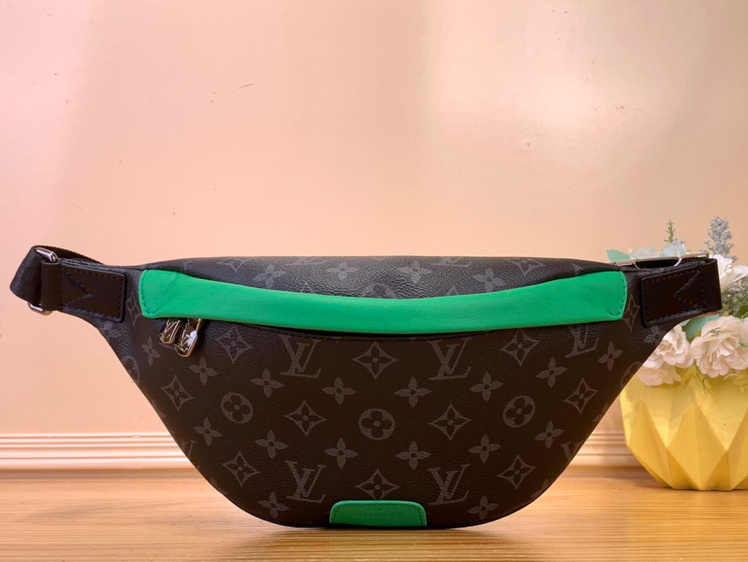 NO:551825,Top original item [DISCOVERY waist bag] m25924 black flower/green This Discovery waist bag is made of Monogram Eclise Hx canvas, with bright leather elements and distressed metal parts. It has double zipper closure and rear patch pocket to store personal items. The elegant design is suitable for shoulder, cross-body or waist. Dimensions 15 x 9 x 44 cm 4816055 (height x width x length),19860909顶级原单【DISCOVERY 腰包】 m25924 黑花/绿色 本款 Discovery 腰包取材 Monogram Eclise Hx帆布,搭配明丽皮革元素和做旧金属件,再以双拉链开合与后部贴袋妥善存放个人物品.雅致设计适宜肩背、斜挎或系腰. 尺寸15 x 9 x 44 厘米 4816055 (高 x 宽 x 长度),,Bag