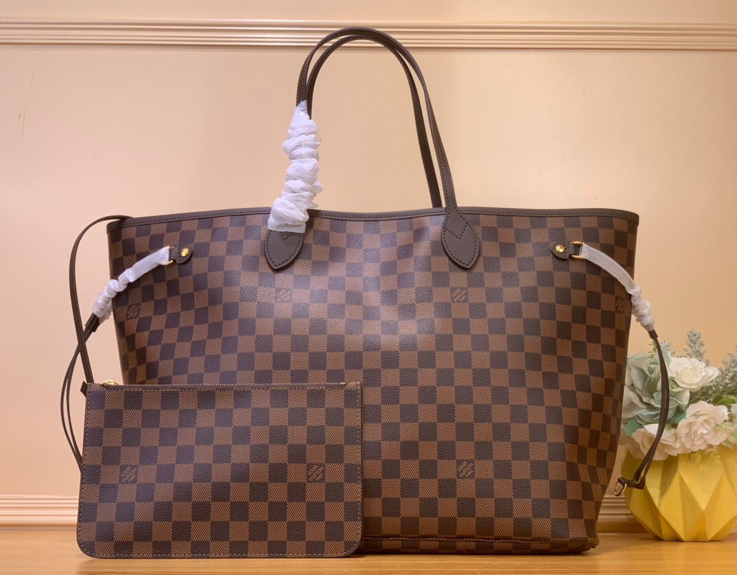 NO:551827,New version of coffee grid/red lining top original item [NEVERFULL large handbag] m46978 old flower/apricot color N40597 coffee grid/red N40602 white grid/beige N40601 white grid/pink This Neverfull large tote bag is soft Monogram  Canvas outlines cowhide trim, and is lined with colorful fabrics in a spacious configuration. The straps on both sides can be tightened or stretched to show a different style. The slim handle is easy to carry on the shoulder or elbow, and the detachable zipper bag can be used as a clutch or pocket. Dimensions 32 x 19 x 39 cm 5516065 (H x W x L),,totes,handbag,cowhide19860909新版咖格/ 红色内里 顶级原单【NEVERFULL 大号手袋】 m46978 老花/ 杏色 N40597 咖格/ 红色 N40602 白格/米黄色 N40601 白格/ 粉色 本款 Neverfull 大号托特包为柔软 Monogram 帆布勾勒牛皮革饰边,于宽敞构型融入缤纷织物内衬.两侧饰带无论束紧或舒展,均可展现别样风采.纤细手柄方便肩背或肘挎,可拆卸拉链袋可用作手拿包或口袋. 尺寸32 x 19 x 39 厘米 5516065 (高 x 宽 x 长度),,totes,handbag,cowhide,Bag