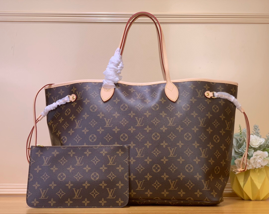 NO:551810,New version of old flower/apricot lining top original order [NEVERFULL large handbag] m46978 old flower/apricot color N40597 coffee grid/red N40602 white grid/beige N40601 white grid/pink This Neverfull large tote bag is soft Monogram  Canvas outlines cowhide trim, and is lined with colorful fabrics in a spacious configuration. The straps on both sides can be tightened or stretched to show a different style. The slim handle is easy to carry on the shoulder or elbow, and the detachable zipper bag can be used as a clutch or pocket. Dimensions 32 x 19 x 39 cm 5516065 (H x W x L),,totes,handbag,cowhide19860909新版老花/ 杏色内里 顶级原单【NEVERFULL 大号手袋】 m46978 老花/ 杏色 N40597 咖格/ 红色 N40602 白格/米黄色 N40601 白格/ 粉色 本款 Neverfull 大号托特包为柔软 Monogram 帆布勾勒牛皮革饰边,于宽敞构型融入缤纷织物内衬.两侧饰带无论束紧或舒展,均可展现别样风采.纤细手柄方便肩背或肘挎,可拆卸拉链袋可用作手拿包或口袋. 尺寸32 x 19 x 39 厘米 5516065 (高 x 宽 x 长度),,totes,handbag,cowhide,Bag