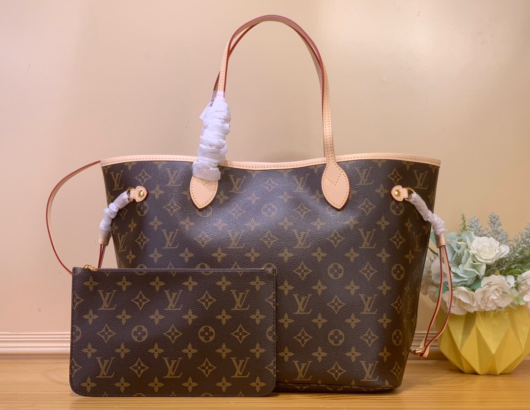 NO:551814,New version of old flower/apricot lining top original order [NEVERFULL medium handbag] N40604 white check/beige N40603 white check/pink m46987 old flower/red m46975 old flower/apricot N40599 coffee grid/red N40598 coffee grid/pink This Neverfull medium tote bag is Damier Azur  Canvas outlines cowhide trim, and is lined with colorful fabrics in a spacious configuration. The straps on both sides can be tightened or stretched to express a different style. The slim leather handle is easy to carry on the shoulder or elbow, and the detachable zipper bag can be used as a clutch or pocket. Dimensions 28 x 14 x 31 cm 5216055 (H x W x   length),,totes,handbag,cowhide19860909新版 老花/ 杏色内里 顶级原单【NEVERFULL 中号手袋】 N40604 白格/米黄色 N40603 白格/ 粉色 m46987 老花/ 红色 m46975 老花/ 杏色 N40599 咖格/ 红色 N40598 咖格/粉色 本款 Neverfull 中号托特包为 Damier Azur 帆布勾勒牛皮革饰边,于宽敞构型融入缤纷织物内衬.两侧饰带无论束紧或舒展,均可展现别样风采.纤细皮革手柄方便肩背或肘挎,可拆卸拉链袋可用作手拿包或口袋. 尺寸28 x 14 x 31 厘米 5216055 (高 x 宽 x 长度),,totes,handbag,cowhide,Bag