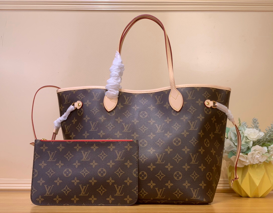 NO:551816,Presbyopia/red lining top original order [NEVERFULL medium handbag] N40604 white check/beige N40603 white check/pink m46987 presbyopia/red m46975 presbyopia/apricot N40599 coffee grid/red N40598 coffee grid/pink This Neverfull medium tote bag is Damier Azur  Canvas outlines cowhide trim, and is lined with colorful fabrics in a spacious configuration. The straps on both sides can be tightened or stretched to express a different style. The slim leather handle is easy to carry on the shoulder or elbow, and the detachable zipper bag can be used as a clutch or pocket. Dimensions 28 x 14 x 31 cm 5216055 (H x W x   length),,totes,handbag,cowhide19860909老花/ 红色内里 顶级原单【NEVERFULL 中号手袋】 N40604 白格/米黄色 N40603 白格/ 粉色 m46987 老花/ 红色 m46975 老花/ 杏色 N40599 咖格/ 红色 N40598 咖格/粉色 本款 Neverfull 中号托特包为 Damier Azur 帆布勾勒牛皮革饰边,于宽敞构型融入缤纷织物内衬.两侧饰带无论束紧或舒展,均可展现别样风采.纤细皮革手柄方便肩背或肘挎,可拆卸拉链袋可用作手拿包或口袋. 尺寸28 x 14 x 31 厘米 5216055 (高 x 宽 x 长度),,totes,handbag,cowhide,Bag