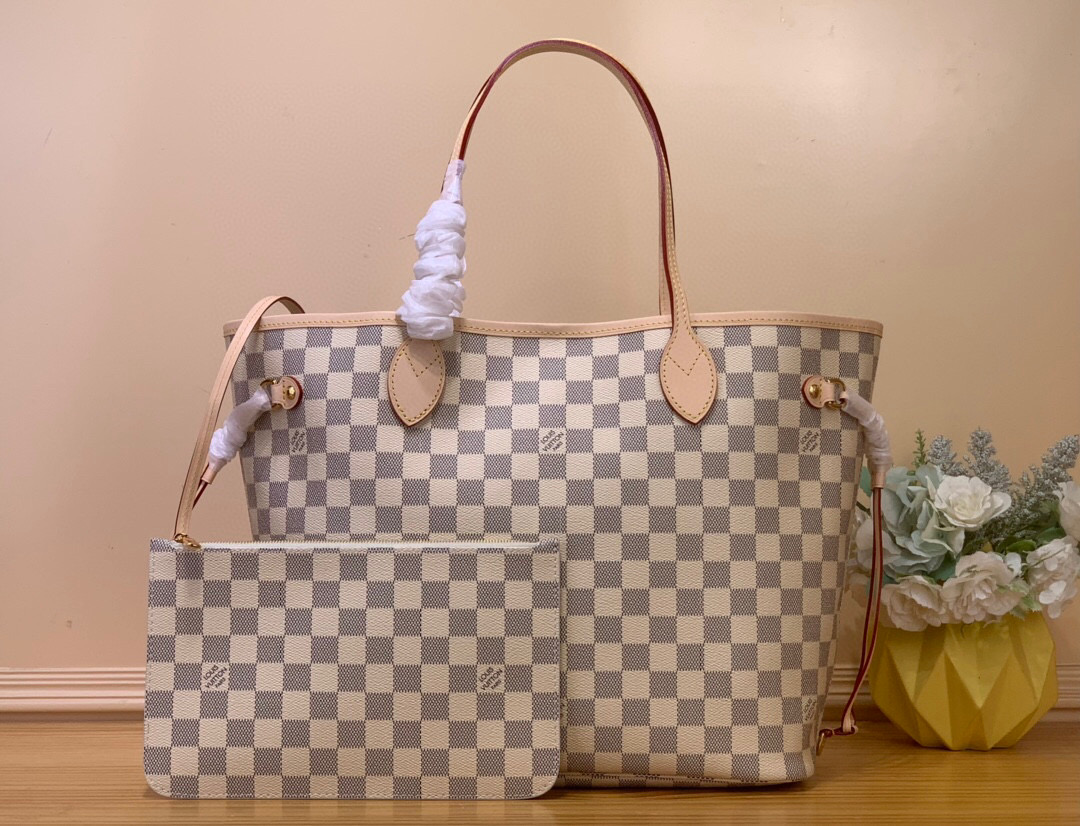 NO:551820,New version of white check/beige lining top original order [NEVERFULL medium handbag] N40604 white check/beige N40603 white check/pink m46987 old flower/red m46975 old flower/apricot N40599 coffee grid/red N40598 coffee grid/pink This Neverfull medium tote bag is Damier Azur  Canvas outlines cowhide trim, and is lined with colorful fabrics in a spacious configuration. The straps on both sides can be tightened or stretched to express a different style. The slim leather handle is easy to carry on the shoulder or elbow, and the detachable zipper bag can be used as a clutch or pocket. Dimensions 28 x 14 x 31 cm 5216055 (H x W x   length),,totes,handbag,cowhide19860909新版白格/ 米黄色内里 顶级原单【NEVERFULL 中号手袋】 N40604 白格/米黄色 N40603 白格/ 粉色 m46987 老花/ 红色 m46975 老花/ 杏色 N40599 咖格/ 红色 N40598 咖格/粉色 本款 Neverfull 中号托特包为 Damier Azur 帆布勾勒牛皮革饰边,于宽敞构型融入缤纷织物内衬.两侧饰带无论束紧或舒展,均可展现别样风采.纤细皮革手柄方便肩背或肘挎,可拆卸拉链袋可用作手拿包或口袋. 尺寸28 x 14 x 31 厘米 5216055 (高 x 宽 x 长度),,totes,handbag,cowhide,Bag