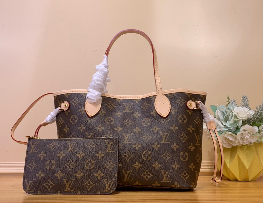 NO:551824,New version of old flower/apricot lining Top original order [NEVERFULL small handbag] N40600 coffee grid/red N40605 white grid/beige M46979 old flower/apricot color This Neverfull small tote bag is made of Damier Ebene  The canvas has ample structure, with cowhide trim and bright fabric lining, blending classic design and vintage elements. The straps on both sides can create a modern or casual style, the detachable zipper bag can be used as a clutch or pocket, and the slim handle allows for comfortable shoulder or elbow carry. Dimensions 21 x 12 x 29 cm 5016065 (height x width x length),,totes,handbag,cowhide19860909新版老花/ 杏色内里 顶级原单【NEVERFULL 小号手袋】N40600 咖格/ 红色 N40605 白格/米黄色 M46979 老花/ 杏色 本款 Neverfull 小号托特包选用 Damier Ebene 帆布塑造充裕构型,搭配牛皮革饰边与明丽织物内衬,融汇经典设计和复古元素.两侧饰带随心演绎摩登风尚或闲雅格调,可拆卸拉链袋可作手拿包或口袋,纤细手柄实现舒适肩背或肘挎. 尺寸21 x 12 x 29 厘米 5016065 (高 x 宽 x 长度),,totes,handbag,cowhide,Bag