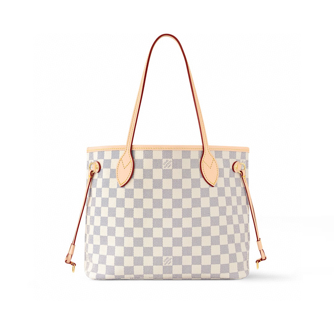 NO:551828,New version white check/beige lining [NEVERFULL small handbag] N40600 coffee check/red N40605 white check/beige M46979 presbyopia/apricot This Neverfull small tote bag is made of Damier Ebene  The canvas has ample structure, with cowhide trim and bright fabric lining, blending classic design and vintage elements. The straps on both sides can create a modern or casual style, the detachable zipper bag can be used as a clutch or pocket, and the slim handle allows for comfortable shoulder or elbow carry. Dimensions 21 x 12 x 29 cm 5016065 (height x width x length),,totes,handbag,cowhide19860909新版 白格/ 米黄色内里【NEVERFULL 小号手袋】N40600 咖格/ 红色 N40605 白格/米黄色 M46979 老花/ 杏色 本款 Neverfull 小号托特包选用 Damier Ebene 帆布塑造充裕构型,搭配牛皮革饰边与明丽织物内衬,融汇经典设计和复古元素.两侧饰带随心演绎摩登风尚或闲雅格调,可拆卸拉链袋可作手拿包或口袋,纤细手柄实现舒适肩背或肘挎. 尺寸21 x 12 x 29 厘米 5016065 (高 x 宽 x 长度),,totes,handbag,cowhide,Bag