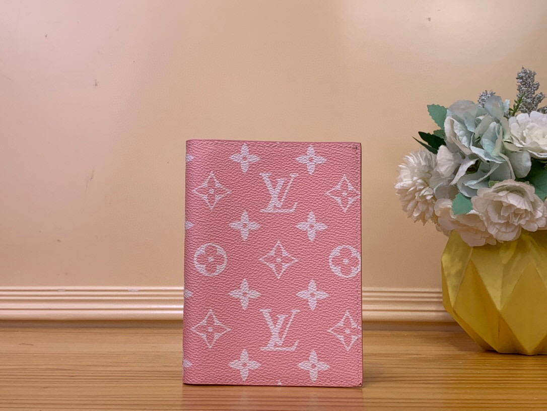 NO:551841,Top original order [Passport Holder] M64502 Pink/White Silk Screen Passport Holder is an excellent companion for fashionable travel. Ld luxurious texture grained calfskin lining, internal multi-compartment structure, classic style travel accessory. The image of a giraffe carrying a gorgeous Louis Vuitton handbag and shopping for it turns this elegant passport case into a cute incarnation. Dimensions 10.0 x 14.0 x 2.5 cm 1812025,,louis  vuitton,cowhide19860909顶级原单【护照夹】M64502 粉色/白丝印 护照夹时尚出行的绝佳伴侣.Ld质感奢华的粒纹小牛皮内衬,内部多隔层构造,风格经典的旅行配饰.挎着华丽的路易威登手袋大肆采购的长颈鹿形象,将此款优雅的护照套变为可爱的化身. 尺寸10.0 x 14.0 x 2.5 cm 1812025,,louis vuitton,cowhide,Bag