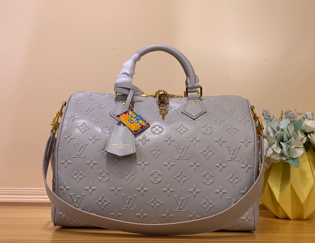 NO:551859,Top original order [SPEEDY SOFT 30 handbag] m25670 Gray This Speedy Soft 30 handbag is made of cow leather in a fresh spring tone, and the Monogram Bold pattern from the spring and summer series is reinterpreted with Minigram Bold  Handbag, long shoulder strap for easy cross-body wear. Dimensions 17 x 30 x 21 cm 7518085 (H x W x Length),,cowhide19860909顶级原单【SPEEDY SOFT 30 手袋】 m25670 灰色 本款 Speedy Soft 30 手袋为牛皮革渲染春日清新色调,以 Minigram Bold xph压纹重绎源自 春夏系列的 Monogram Bold 图案.耀目金属件和钥匙包点睛考究细节,专属缤纷装饰致意 Nicolas Ghesquière 为 早秋系列打造的 Petite Malle 手袋,纤长肩带便于斜挎. 尺寸17 x 30 x 21 厘米 7518085 (高 x 宽 x 长度),,cowhide,Bag