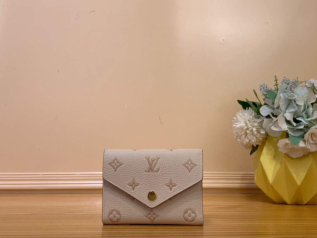 NO:551843,Top original item [Victorine Wallet] M14967 White/Jacquard. Adding House's Monogram Ms pattern to the classic design, the newly launched two-color version of Victorine Wallit in the Sring in the City series. Compact design of leather material suitable for use as fashionable daily necessities. Multiple storage spaces that can safely store banknotes, coins and cards. Added classic sentimental gold hardware. Dimensions 12 x 9.5 x 2.5  cm 2613035 (length x height x width),19860909顶级原单【Victorine 钱夹】M14967 白色/ 提花 在经典设计上加上House的Monogram Ms图案,在Sring in the City系列中新推出的双色版Victorine Wallit.适合作为时尚日常用品使用的皮革材质的紧凑设计.可以安全存放纸币、硬币和卡片的多个收纳空间.增加经典感性的金色硬件. 尺寸12 x 9.5 x 2.5 厘米2613035（长x高x宽）,,Bag