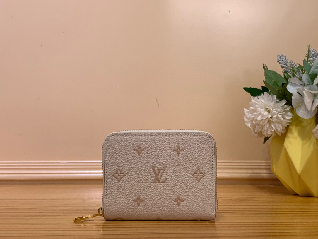 NO:551840,Top original item [ziy zipper coin purse] m14563 White/Jacquard G-.Coiners Ms displayed in a two-tone version, the cowhide material shows a softer texture as time goes by. It constitutes multiple pockets, slots and storage boxes that can store daily necessities, with excellent practicality, compact and high utilization design. Refreshingly showing House's signature Monogram pattern and fashionable gold zipper harmonious single item. Size 11  x 8.5 x 2 cm.2313035 (length x height x width),,wallets,cowhide19860909顶级原单【ziy 拉链零钱包】m14563 白色/ 提花 以双色色调版本展示的G-.Coin ers Ms随着时间的流逝,呈现出更柔软的质感的牛皮材质.构成了可以存放日常必需品的多个口袋、槽和收纳箱,具有出色的实用性,小巧又利用率高的设计.清爽地展现了House的签名的Monogram图案和时尚的金色拉链和谐的单品. 尺寸11 x 8.5 x 2 厘米.2313035（长x高x宽）,,wallets,cowhide,Bag
