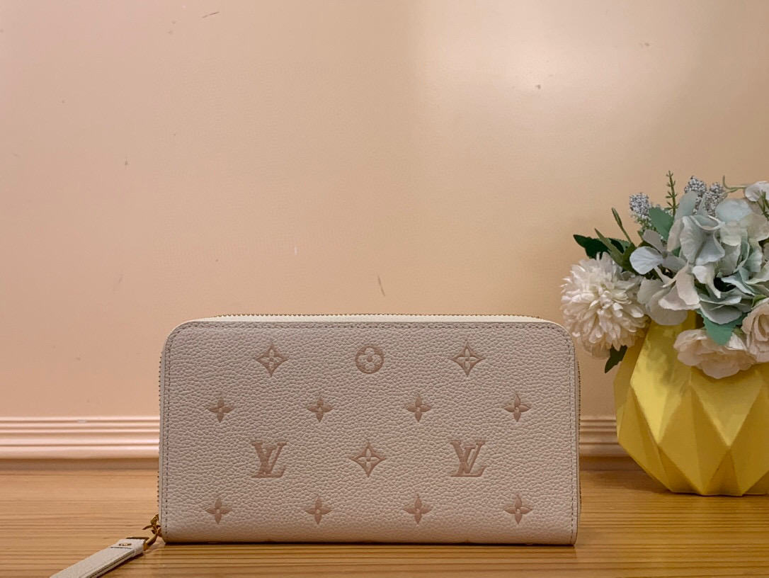 NO:551837,The top original item [ziy zipper wallet] m13644 white / jacquard is worthy of being the icon of Louis Vuitton, Ms's unique two-color eye-catching 'zipper wallet' this season. The leather is painted with letter patterns in contrasting colors of the same series, and the exquisite circular zipper-style opening is decorated with classic gold. The 3 compartments on the inside are equipped with multiple pockets that can store coins and banknotes and 12 card slots for functional items.  Dimensions 19.5 x 10.5 x 2.5 cm.3214045 (width x height x sides),,louis vuitton,wallets19860909顶级原单【ziy 拉链钱夹】 m13644 白色 / 提花 不愧是路易威登的图标,Ms本季特有的双色吸引眼球的“拉链钱包”.在皮革上涂上了用对比鲜明的同系颜色表现的字母图案,精致的圆形拉链风格的开口处用经典的金色装饰.内侧的3个隔间,配有可以收纳硬币和纸币的多个口袋和12个卡槽的功能性物品. 尺寸19.5 x 10.5 x 2.5厘米.3214045（宽x高x边）,,louis vuitton,wallets,Bag
