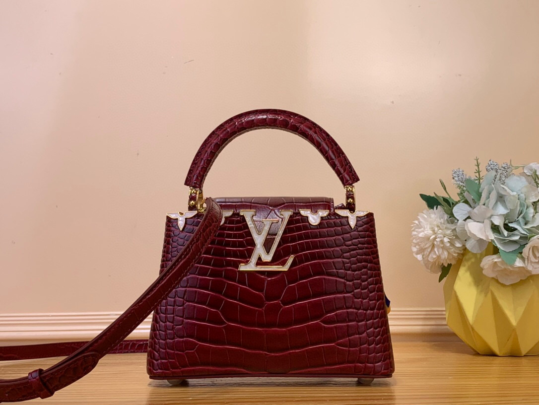 NO:551869,Top original order [Caucines mini handbag] M94227 48865 burgundy (crocodile pattern-floral mother-of-pearl/gold buckle) noble crocodile skin pattern, luxurious goatskin lining, shiny metal accessories, unique Caucines jw flap can be stored in the bag to display the letter logo, and can be turned out to present the Monogram Flower pattern. Size 21* 14* 8 cm  110121250,,sheepskin,crocodile skin19860909顶级原单【Caucines 迷你手袋】M94227 48865 酒红色（鳄鱼纹-花卉贝母/ 金扣） 高贵的鳄鱼皮纹,奢华的山羊皮衬里,闪亮的金属饰件,特有的Caucines jw搭盖既可收入包内展示字母标识,又可外翻 呈现Monogram Flower图案 . 尺寸21* 14* 8 cm 110121250,,sheepskin,crocodile skin,Bag