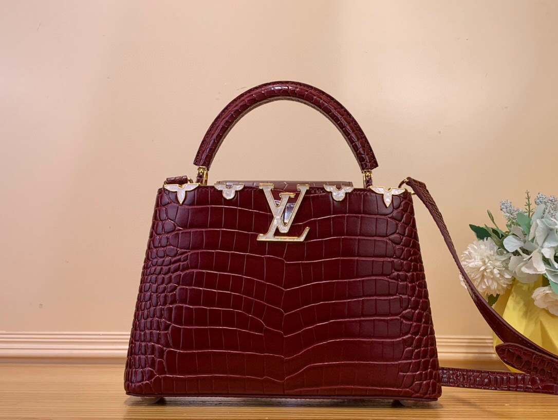 NO:551867,Top original order [Caucines small handbag] N93419 48865 Burgundy (crocodile pattern - floral mother-of-pearl/gold buckle) Noble crocodile skin pattern, luxurious goatskin lining, shiny metal accessories, unique Caucines jw flap can be stored in the bag to display the letter logo, and can be turned out to present the Monogram Flower pattern. Size 27* 18* 9 cm  125121350,,sheepskin,crocodile skin19860909顶级原单【Caucines小号手袋】N93419 48865 酒红（鳄鱼纹-花卉贝母/ 金扣） 高贵的鳄鱼皮纹,奢华的山羊皮衬里,闪亮的金属饰件,特有的Caucines jw搭盖既可收入包内展示字母标识,又可外翻 呈现Monogram Flower图案 . 尺寸27* 18* 9 cm 125121350,,sheepskin,crocodile skin,Bag