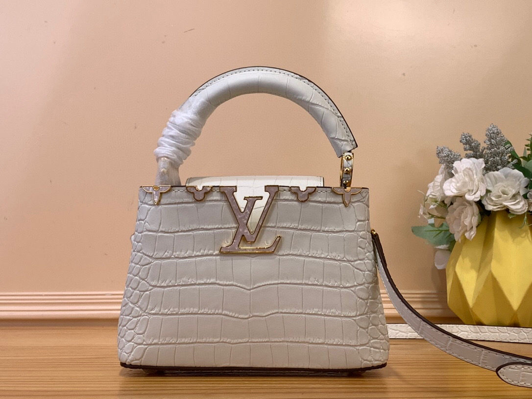 NO:551873,Top original order [Caucines mini handbag] M94227 48865 white (crocodile pattern-floral mother-of-pearl/gold buckle) noble crocodile skin pattern, luxurious goatskin lining, shiny metal accessories, the unique Caucines jw flap can be stored in the bag to display the letter logo, and can be turned out to present the Monogram Flower pattern. Size 21* 14* 8 cm  110121250,,sheepskin,crocodile skin19860909顶级原单【Caucines 迷你手袋】M94227 48865 白色（鳄鱼纹-花卉贝母/ 金扣） 高贵的鳄鱼皮纹,奢华的山羊皮衬里,闪亮的金属饰件,特有的Caucines jw搭盖既可收入包内展示字母标识,又可外翻 呈现Monogram Flower图案 . 尺寸21* 14* 8 cm 110121250,,sheepskin,crocodile skin,Bag