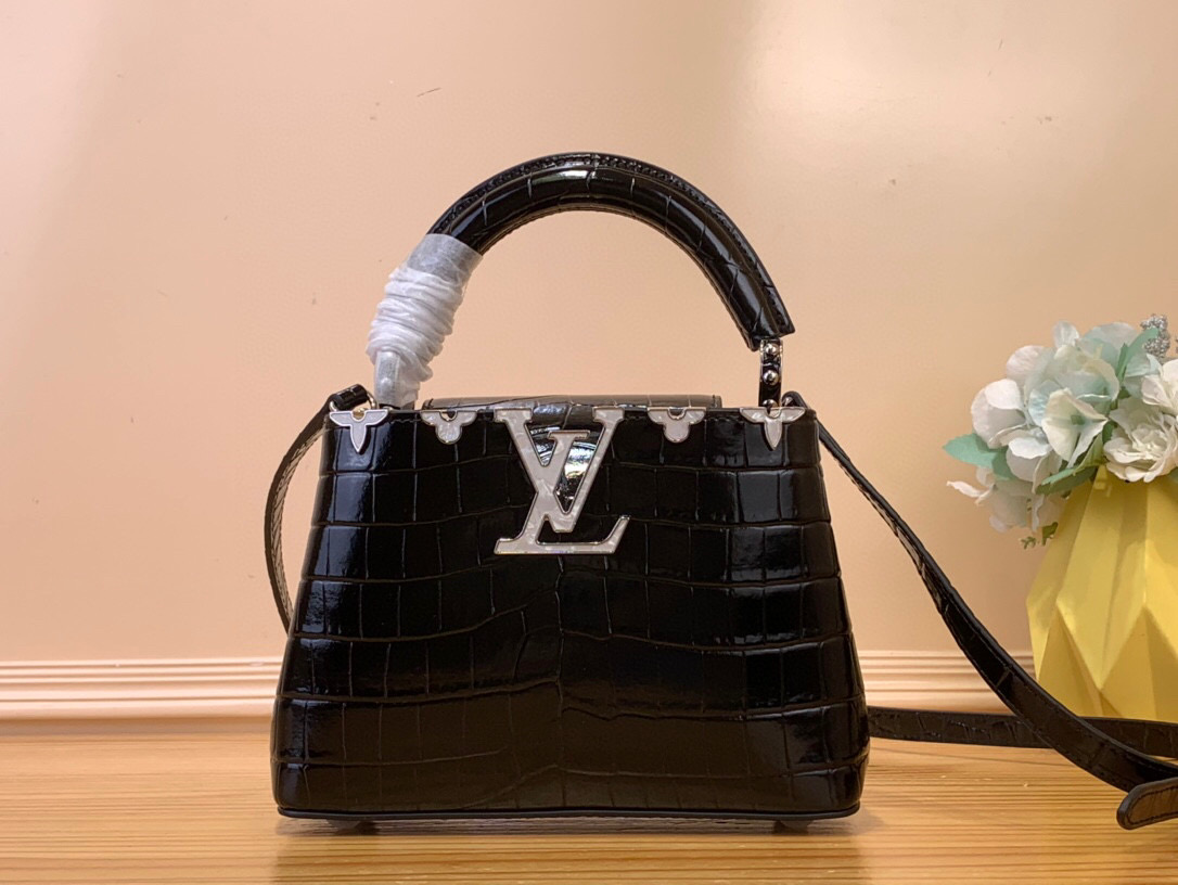 NO:551877,Top original order [Caucines mini handbag] M94227 48865 black (crocodile pattern-floral mother-of-pearl/silver buckle) noble crocodile skin pattern, luxurious goatskin lining, shiny metal accessories, the unique Caucines jw flap can be stored in the bag to display the letter logo, and can be turned out to present the Monogram Flower pattern. Size 21* 14* 8 cm  110121250,,sheepskin,crocodile skin19860909顶级原单【Caucines 迷你手袋】M94227 48865 黑色（鳄鱼纹-花卉贝母/ 银扣） 高贵的鳄鱼皮纹,奢华的山羊皮衬里,闪亮的金属饰件,特有的Caucines jw搭盖既可收入包内展示字母标识,又可外翻 呈现Monogram Flower图案 . 尺寸21* 14* 8 cm 110121250,,sheepskin,crocodile skin,Bag