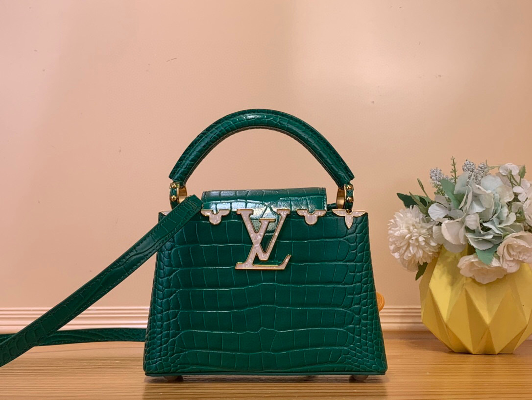 NO:551862,Top original order [Caucines mini handbag] M94227 48865 green (crocodile pattern-floral mother-of-pearl/gold buckle) noble crocodile skin pattern, luxurious goatskin lining, shiny metal accessories, the unique Caucines jw flap can be stored in the bag to display the letter logo, and can be turned out to present the Monogram Flower pattern. Size 21* 14* 8 cm  110121250,,sheepskin,crocodile skin19860909顶级原单【Caucines 迷你手袋】M94227 48865 绿色（鳄鱼纹-花卉贝母/ 金扣） 高贵的鳄鱼皮纹,奢华的山羊皮衬里,闪亮的金属饰件,特有的Caucines jw搭盖既可收入包内展示字母标识,又可外翻 呈现Monogram Flower图案 . 尺寸21* 14* 8 cm 110121250,,sheepskin,crocodile skin,Bag