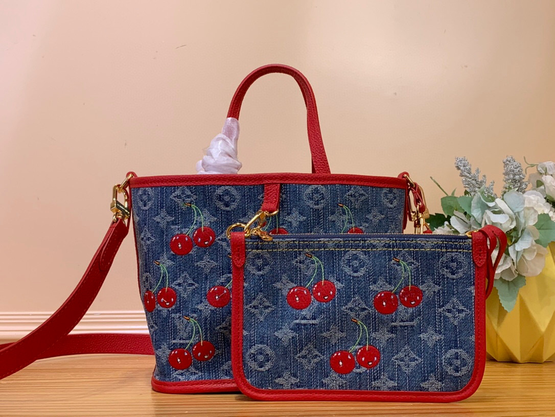 NO:556618,Top original order [LV x TM NEVERFULL INSIDE OUT BB handbag] m14997 Denim/Cherry This Neverfull Inside Out BB Hl handbag is from the Louis Vuitton x Takashi Murakami cross-border collaboration replica series. The Monogram denim bag is trimmed with bright cow leather, which interprets the smart style with eye-catching strokes. The gorgeous cherry embroidery pays tribute to the distinctive style of Japanese artists, and the detachable denim zipper bag completes the design.  Dimensions 16.5 x 11 x 26.5 cm 6617075.. (height x width x length),,louis vuitton,louis vuitton,cowhide19860909顶级原单【LV x TM NEVERFULL INSIDE OUT BB 手袋】 m14997 牛仔/ 樱桃 本款 Neverfull Inside Out BB Hl手袋出自路易威登 x 村上隆跨界合作复刻系列,为 Monogram 丹宁布包身勾勒明丽牛皮革饰边,以瞩目笔触诠释灵动格调.绚丽樱桃刺绣致意日本艺术家的鲜明风格,可拆卸丹宁拉链袋完善设计. 尺寸16.5 x 11 x 26.5 厘米 6617075.. (高 x 宽 x 长度),,louis vuitton,louis vuitton,cowhide,Bag