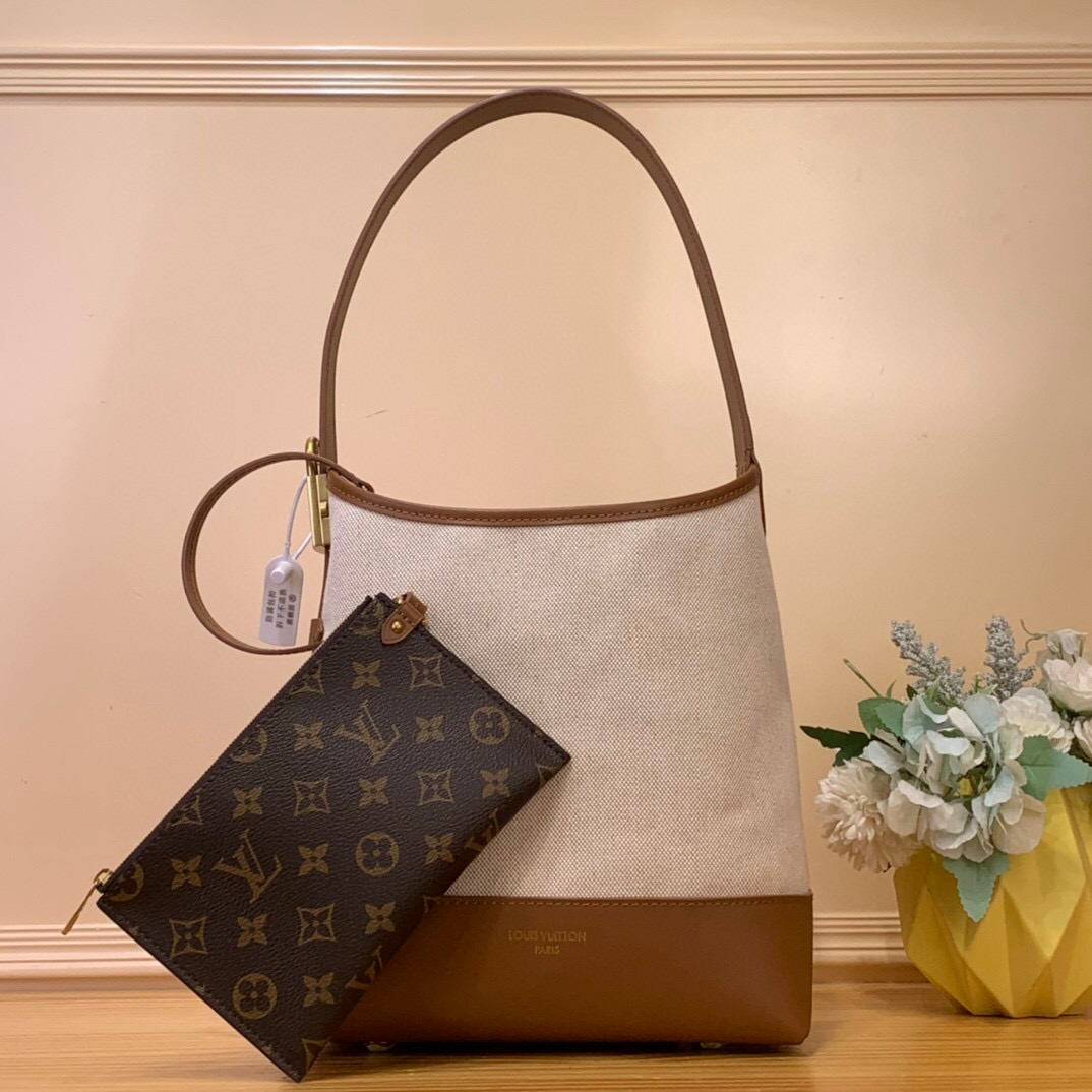 NO:551870,Top original item [LOW KEY HOBO small handbag] m25468 canvas and brown This Low Key Hobo Jh small handbag combines canvas and cow leather, using texture contrast to interpret the elegant style of the new season. The aged metal parts and removable Monogram zipper inner bag recall the brand's box-making heritage, and the striped lining highlights the exquisite details. Dimensions 28 x 16 x 24 cm 5617075 (height x width)  x length),,cowhide19860909顶级原单【LOW KEY HOBO 小号手袋】 m25468 帆布拼棕 本款 Low Key Hobo Jh小号手袋糅合帆布和牛皮革,以肌理反差演绎新季优雅格调.做旧金属件和可拆卸 Monogram 拉链内袋回溯品牌制箱传承,条纹内衬彰显考究细节. 尺寸28 x 16 x 24 厘米 5617075 (高 x 宽 x 长度),,cowhide,Bag