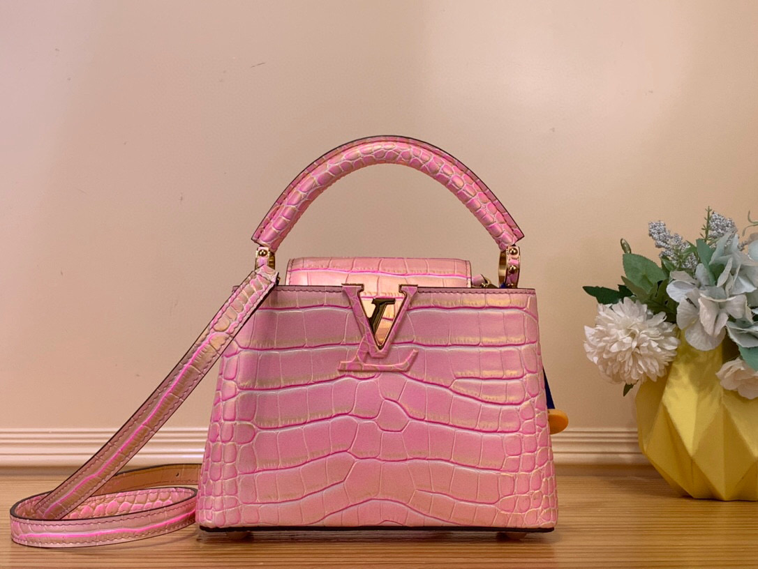 NO:551879,Top original order [Caucines mini handbag] M94227 48865 93429 pink gilt (crocodile pattern) noble crocodile skin pattern, luxurious goatskin lining, shiny metal accessories, unique Caucines jw flap can be stored in the bag to display the letter logo, and can be turned out to present the Monogram Flower pattern. Size 21* 14* 8 cm  110121250,,sheepskin,crocodile skin19860909顶级原单【Caucines 迷你手袋】M94227 48865 93429粉色鎏金（鳄鱼纹） 高贵的鳄鱼皮纹,奢华的山羊皮衬里,闪亮的金属饰件,特有的Caucines jw搭盖既可收入包内展示字母标识,又可外翻 呈现Monogram Flower图案 . 尺寸21* 14* 8 cm 110121250,,sheepskin,crocodile skin,Bag