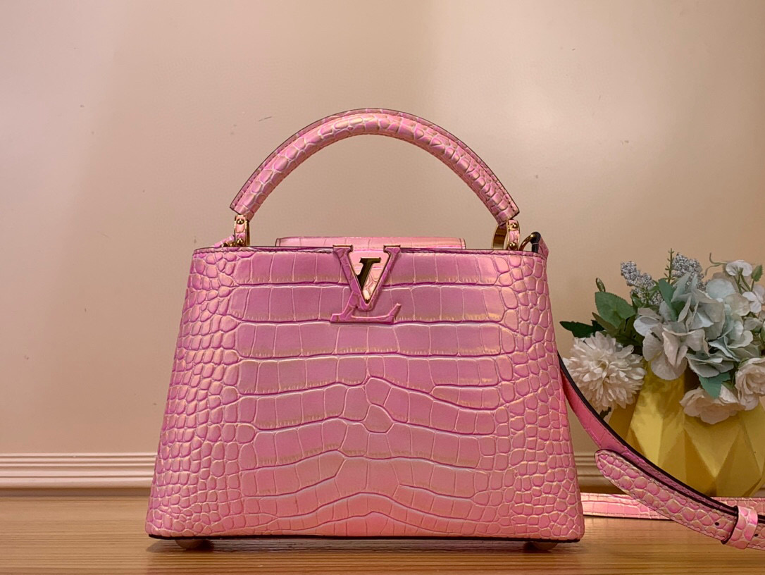 NO:551878,Top original order [Caucines small handbag] N93419 48865 92173 pink gilt (crocodile pattern) noble crocodile skin pattern, luxurious goatskin lining, shiny metal accessories, unique Caucines jw flap can be stored in the bag to display the letter logo, and can be turned out to present the Monogram Flower pattern. Size 27* 18* 9 cm  125121350,,sheepskin,crocodile skin19860909顶级原单【Caucines小号手袋】N93419 48865 92173粉色鎏金（鳄鱼纹） 高贵的鳄鱼皮纹,奢华的山羊皮衬里,闪亮的金属饰件,特有的Caucines jw搭盖既可收入包内展示字母标识,又可外翻 呈现Monogram Flower图案 . 尺寸27* 18* 9 cm 125121350,,sheepskin,crocodile skin,Bag