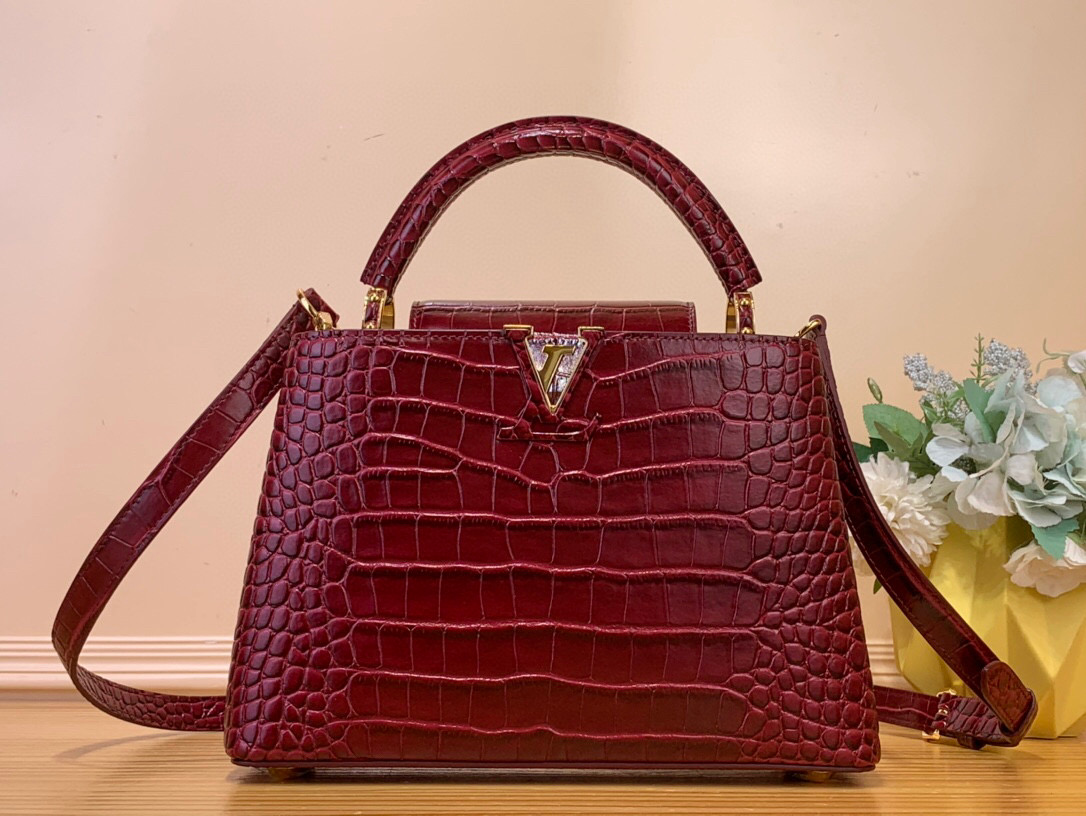 NO:551882,Top original order [Caucines small handbag] N93419 48865 92173 burgundy (crocodile pattern), noble crocodile skin pattern, luxurious goatskin lining, shiny metal accessories, unique Caucines jw flap can be stored in the bag to display the letter logo, and can be turned out to present the Monogram Flower pattern. Size 27* 18* 9 cm  125121350,,sheepskin,crocodile skin19860909顶级原单【Caucines小号手袋】N93419 48865 92173酒红（鳄鱼纹） 高贵的鳄鱼皮纹,奢华的山羊皮衬里,闪亮的金属饰件,特有的Caucines jw搭盖既可收入包内展示字母标识,又可外翻 呈现Monogram Flower图案 . 尺寸27* 18* 9 cm 125121350,,sheepskin,crocodile skin,Bag