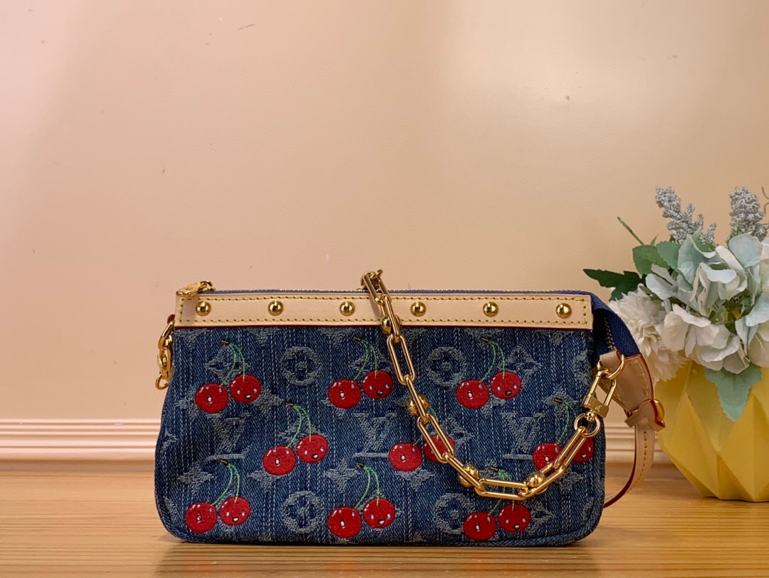 NO:552105,Top original order [LV x TM OCHETTE ACCESSOIRES handbag] m13994 denim/cherry ochette Accessoires Xl handbag joins the Louis Vuitton x Murakami replica series. Monogram denim accentuates the bright atmosphere of cherry pattern embroidery, interpreting the Japanese artist's playful aesthetic concept. Stud elements trimmed with leather and Yingze metal parts enrich the details. Size 13 x 4 x 22 cm  4415055 (height x width x length),,louis vuitton,louis vuitton19860909顶级原单【LV x TM OCHETTE ACCESSOIRES 手袋】 m13994 牛仔/ 樱桃 ochette Accessoires Xl手袋加入路易威登 x 村上隆复刻系列.Monogram 丹宁布烘托樱桃图案刺绣的明丽气息,诠释该日本艺术家的玩趣美学理念.皮革饰边的饰钉元素和莹泽金属件丰富细节. 尺寸13 x 4 x 22 厘米 4415055 (高 x 宽 x 长度),,louis vuitton,louis vuitton,Bag