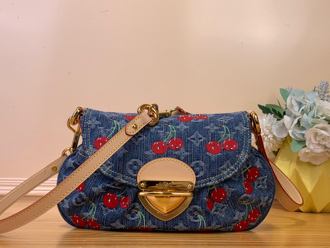 NO:552096,The top original item [Sunset shoulder bag] M13680 denim/cherry is made of Monogram19860909顶级原单【Sunset 单肩手袋】M13680 牛仔/樱桃 取材 Monogram Xl丹宁布,以复古笔触塑造圆润构型,再借醒目插扣点亮设计.Hl明丽樱桃刺绣彰显路易威登 x 村上隆复刻系列的灵动格调,饰钉皮革肩带完善整体. 尺寸 18 x 3 x 27 厘米 6217068..,,louis vuitton,Bag