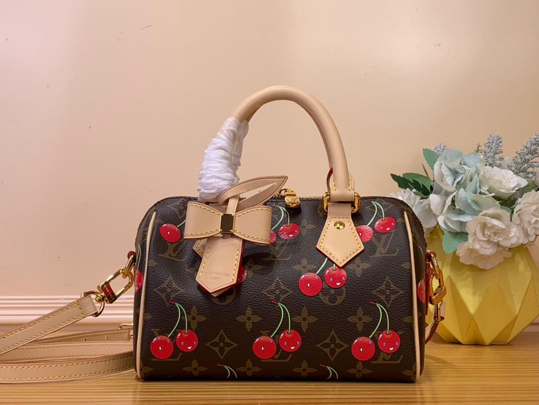 NO:551915,Top Original [LV x TM Seedy Bandoulière 20 Handbag] m13094 Cherry The reprinted vibrant signature of the Louis Vuitton  TM Keychain. It is crafted with jewelry proportions and can carry daily essentials including smartphones and long wallets. Dimensions 20.5 x 13.5 x 12 cm 5516065 (LxHxW),,louis vuitton,louis vuitton,wallets,keychain19860909顶级原单【LV x TM Seedy Bandoulière 20手袋】 m13094 樱桃 路易威登x村上系列重印的充满活力的签名以别致的转折提升了Seedy Bandoulière.hl甜美的樱桃图案以欢乐的色彩提升了房子的标志性Monogram涂层帆布,而天然皮革突出了Toron顶部手柄、可拆卸表带和独家LV x TM钥匙扣.它以珠宝比例制作,可以携带日常必需品,包括智能手机和长钱包. 尺寸20.5 x 13.5 x 12厘米 5516065（长x高x宽）,,louis vuitton,louis vuitton,wallets,keychain,Bag
