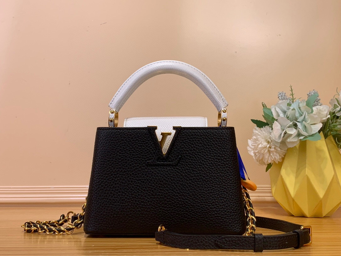 NO:551924,Top original order [CAUCINES mini handbag] N85829 85830 48865 black / cowhide with lizard pattern (chain) This Caucines mini handbag is Taurillon jw leather dip-dyed with bright colors, which contrasts with the calm-toned handle ring. The iconic clamshell of the Caucines series provides two styles of external style to reveal a simple style, and the inner buckle highlights the LV letters. Size 21.0 x  14.0 x 8.0 cm 110121250,,louis vuitton,cowhide19860909顶级原单【CAUCINES mini 手袋】N85829 85830 48865 黑色 / 牛皮拼蜥蜴纹（链条） 本款 Caucines 迷你手袋为 Taurillon jw皮革浸染灵动亮彩,与色调沉稳的手柄环互为映衬.Caucines 系列标志性翻盖提供两式风尚外置流露简约格调,内扣彰显 LV 字母. 尺寸21.0 x 14.0 x 8.0 cm 110121250,,louis vuitton,cowhide,Bag