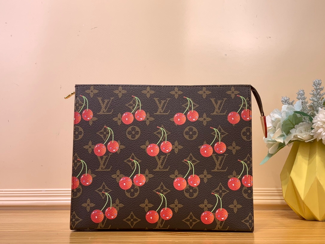 NO:551920,Top original order [LV x TM toilet bag] m14372 Presbyopia/Cherry This toilet bag is made of classic Monogram ms coated canvas to create a neat structure, eye-catching the lovely cherry pattern of the Louis Vuitton x Murakami replica series. The top glossy zipper, washable lining and patch pockets complete the exquisite details. Dimensions 25 x 5.5 x 20 cm 2813035 (H x W x  length),,louis vuitton,louis vuitton19860909顶级原单【LV x TM 盥洗袋】 m14372 老花/樱桃 本款盥洗袋以经典 Monogram ms涂层帆布塑造利落构型,瞩目铺陈路易威登 x 村上隆复刻系列的可爱樱桃图案.顶部莹泽拉链、可水洗内衬和贴袋完善考究细节. 尺寸25 x 5.5 x 20 厘米 2813035 (高 x 宽 x 长度),,louis vuitton,louis vuitton,Bag