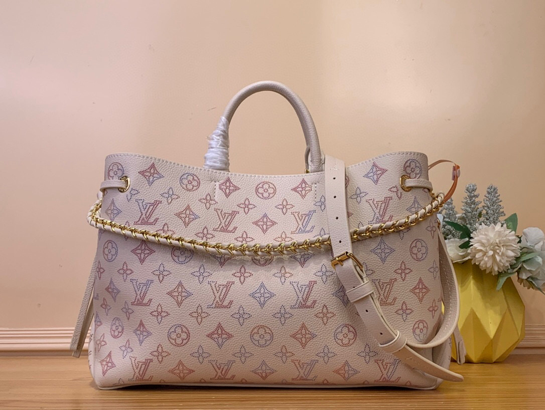 NO:551928,Top original item [Bella Tote Handbag] M59200 M15116 New Strawberry White (punched) made of soft perforated cow leather, embellished with perforated Lv Circle Ys pattern on the front to create a gentle pleat and drape effect, embellished with a jewelry-like chain. The ample structure has a neat inner layer to meet daily travel needs and can inject modern charm into casual wear. Size 32.0 x 23.0 x  13.0 cm103121450,,louis vuitton,cowhide19860909顶级原单【Bella Tote 手袋】M59200 M15116 新草莓白 (冲孔） 取材柔软镂花穿孔牛皮革,于正面点缀穿孔Lv Circle Ys图案呈现温和褶裥与垂坠效果,点缀宛如珠宝的链条.充裕构型设有齐整内层,满足日常出行所需,可为休闲着装注入摩登韵味. 尺寸 32.0 x 23.0 x 13.0 厘米103121450,,louis vuitton,cowhide,Bag