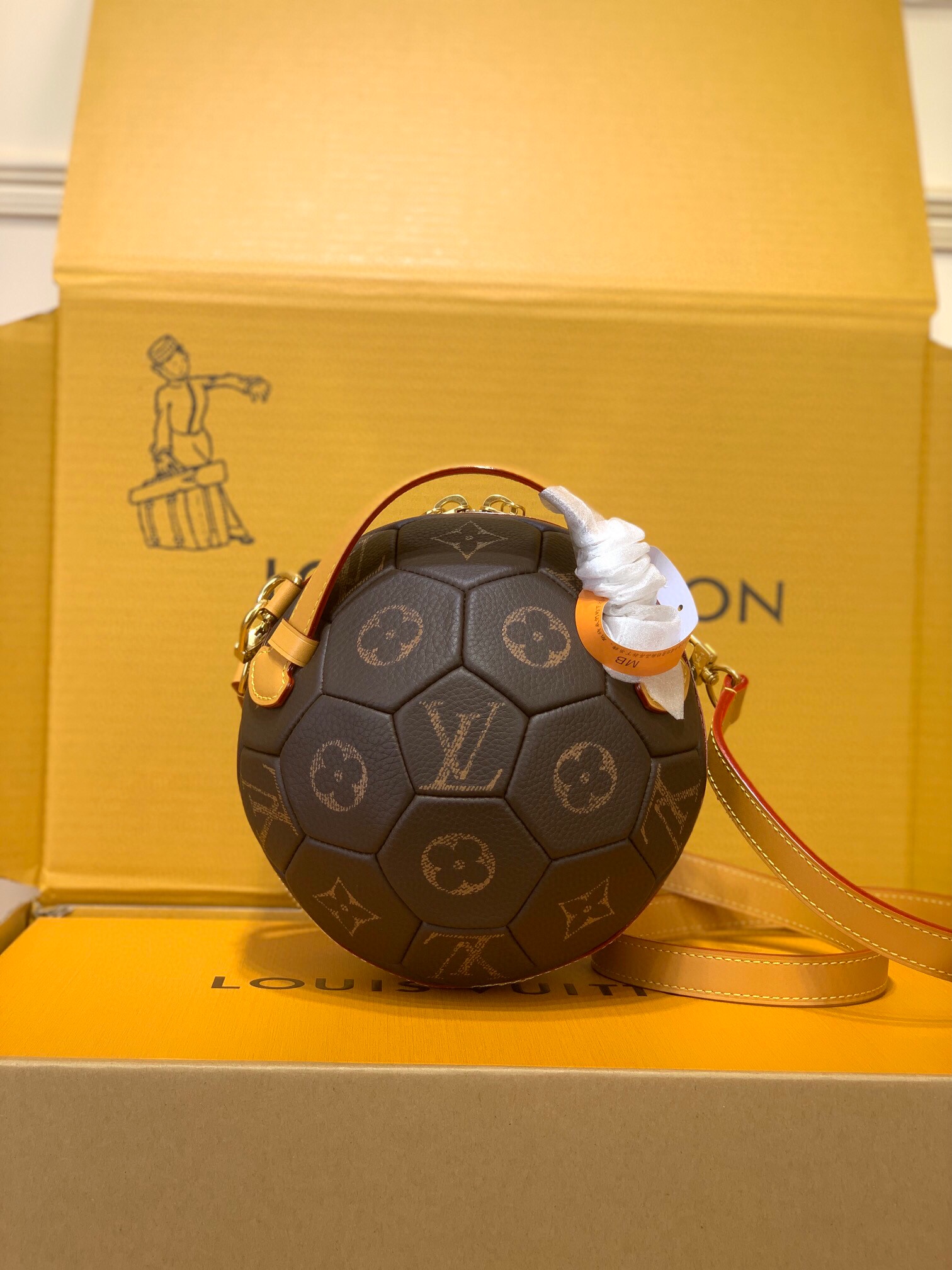 NO:551935,Special [Soccer Ball Handbag] M13894 Presbyopia (Football) is carefully made of soft cow leather and distressed WVT leather. It was designed by Pharrell Wiliams at the spring and summer series release show.  Gx personally unveiled it. Savor it carefully. The body of the bag is made of cow leather printed with the classic Monogram pattern. The brand's iconic canvas material is selected, and the Monogram pattern is cleverly enlarged to present a unique visual charm. It can be worn cross-body or hand-held, which is both elegant and practical. Size 19x 19x19 cm 155121600,,cowhide19860909特级【Soccer Ball手袋】M13894 老花（足球） 由柔软的牛皮革与做旧WVT皮革精心打造,于春夏系列发布秀上由Pharrell Wiliams Gx亲自揭幕.细细品味,包身采用印有经典Monogram图案的牛皮革,精选品牌标志性的帆布材质,并巧妙放大Monogram图案,呈现别具一格的视觉韵味.既可斜挎,亦可手提,兼具优雅与实用. 尺寸19x 19x19厘米 155121600,,cowhide,Bag