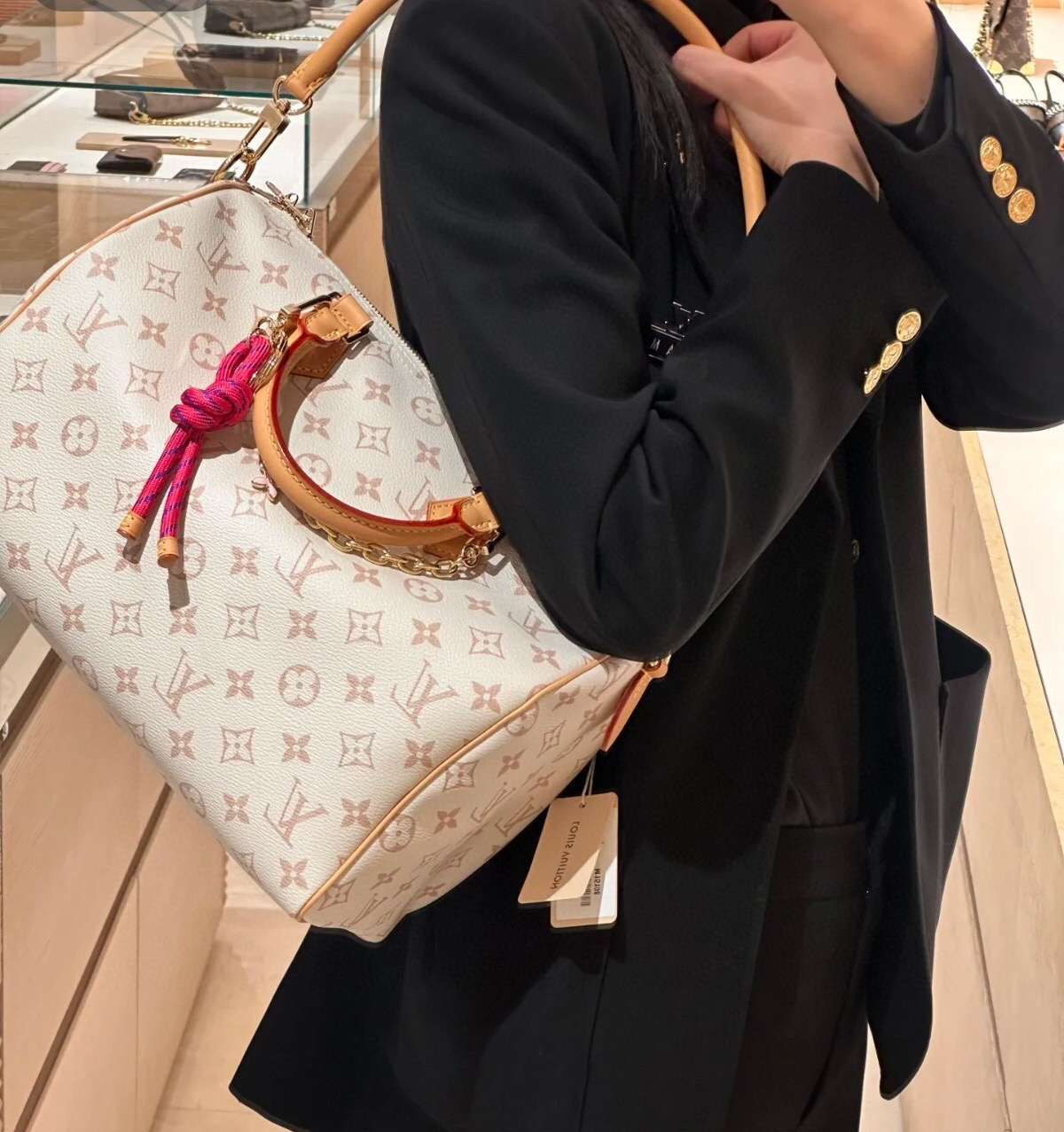 NO:556152,【SEEDY SOFT 30 LUCKY handbag】 m15108 white flower/sand dune model picture,19860909【SEEDY SOFT 30 LUCKY 手袋】 m15108 白花/沙丘 模特图,,Bag