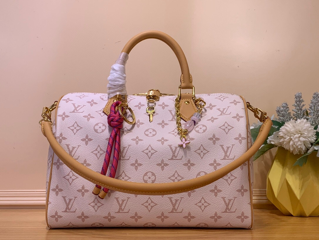 NO:551941,Top original order [SEEDY SOFT 30 LUCKY Handbag] m15108 White Flower/Dune This Seedy Soft 30 Lucky Xl handbag is made of Monogram Dune canvas with VVN leather trim, and then uses jewelry-like decoration, contrasting lining, rope knots and dazzling metal parts to highlight the exquisite details. The ample structure can easily accommodate a tablet computer and daily needs. Dimensions 21 x 17 x 30 cm  6317068 (height x width x length),19860909顶级原单【SEEDY SOFT 30 LUCKY 手袋】 m15108 白花/沙丘 本款 Seedy Soft 30 Lucky Xl手袋为 Monogram Dune 帆布勾勒 VVN 皮革饰边,再借宛若珠宝的装饰、撞色内衬、绳结和耀目金属件点亮考究细节,充裕构型可轻松容纳平板电脑与日常所需. 尺寸21 x 17 x 30 厘米 6317068 (高 x 宽 x 长度),,Bag
