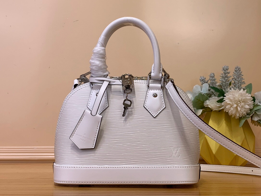 NO:556224,Top original order [Alma shell BB handbag] M24597 40301 white water ripple This Alma BB handbag traces its origins to the Art Deco style of 1934. It is made of deep-dyed Ei St textured cow leather to create a unique configuration. The dazzling padlock, hand-stitched Toron handle and key bag are classic elements, and the detachable and adjustable shoulder strap is convenient for cross-body wear. Size 23.5 x 17.5 x  11.5cm 6817075,,cowhide19860909顶级原单【Alma 贝壳 BB 手袋】M24597 40301 白色 水波纹 本款 Alma BB 手袋溯源 1934 年的装饰艺术格调,以深染 Ei St纹理牛皮革塑造别致构型.耀目挂锁、手缝 Toron 手柄和钥匙包点睛经典元素,可拆卸并调节的肩带方便斜挎 尺寸 23.5 x 17.5 x 11.5厘米 6817075,,cowhide,Bag
