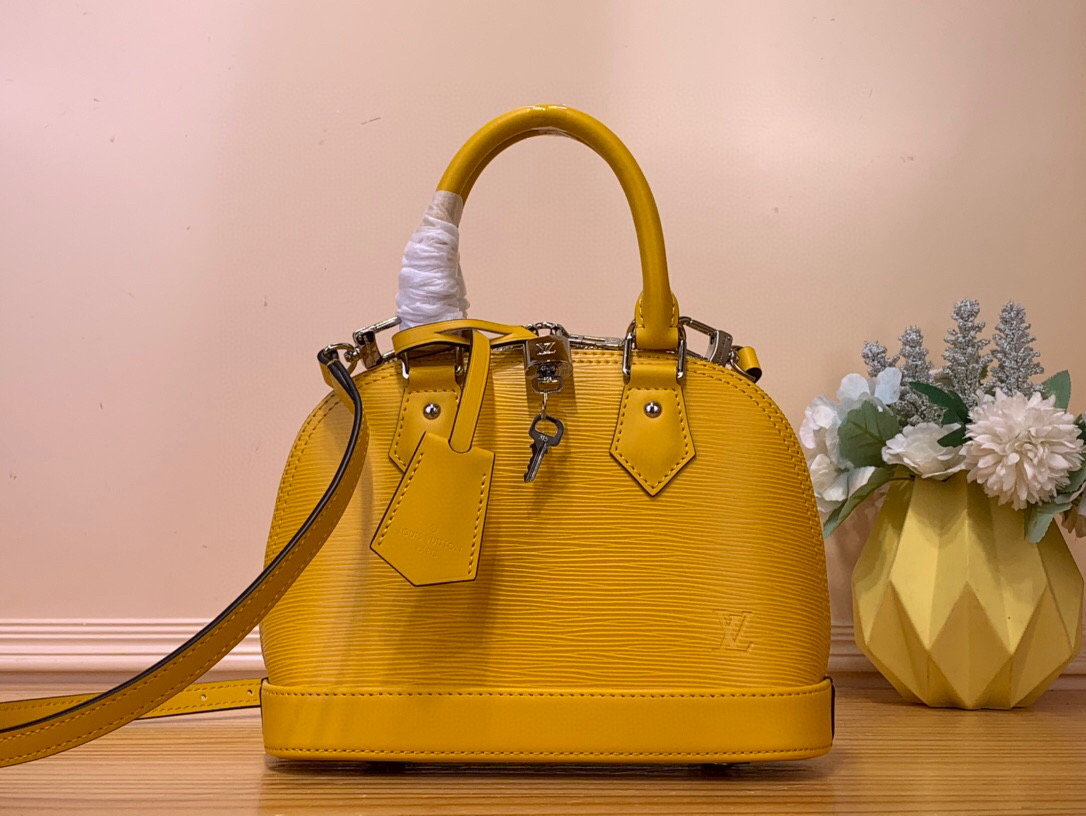 NO:551939,Top original order [Alma Shell BB Handbag] M24597 40301 Yellow Water Ripple This Alma BB handbag traces its origins to the Art Deco style of 1934. It is made of deep-dyed Ei St textured cow leather to create a unique configuration. The dazzling padlock, hand-stitched Toron handle and key bag are classic elements, and the detachable and adjustable shoulder strap is convenient for cross-body wear. Size 23.5 x 17.5 x  11.5cm 6817075,,cowhide19860909顶级原单【Alma 贝壳 BB 手袋】M24597 40301 黄色 水波纹 本款 Alma BB 手袋溯源 1934 年的装饰艺术格调,以深染 Ei St纹理牛皮革塑造别致构型.耀目挂锁、手缝 Toron 手柄和钥匙包点睛经典元素,可拆卸并调节的肩带方便斜挎 尺寸 23.5 x 17.5 x 11.5厘米 6817075,,cowhide,Bag