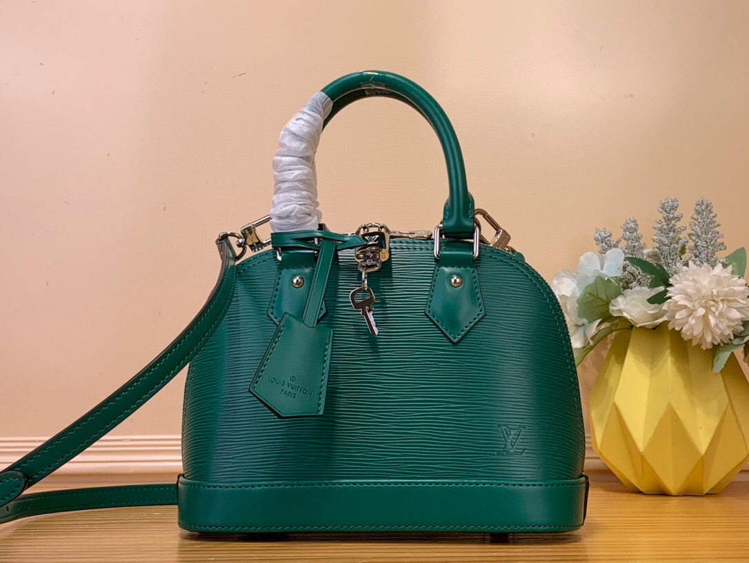 NO:551936,Top original item [Alma shell BB handbag] M24597 40301 green water ripple. This Alma BB handbag traces its origins to the Art Deco style of 1934. It is made of deep-dyed Ei St textured cow leather to create a unique shape. The dazzling padlock, hand-stitched Toron handle and key bag are classic elements, and the detachable and adjustable shoulder strap is convenient for cross-body wear. Size 23.5 x 17.5 x  11.5 cm 6817075 Top original order [Alma shell BB handbag] M24597 40301 red water ripple. This Alma BB handbag traces its origins to the Art Deco style of 1934. It is made of deep-dyed Ei St textured cow leather to create a unique configuration. Dazzling padlocks and hand-stitching   Toron handle and key bag add classic elements, detachable and adjustable shoulder strap for easy cross-body wear Dimensions 23.5 x 17.5 x 11.5 cm 6817075,,cowhide19860909顶级原单【Alma 贝壳 BB 手袋】M24597 40301 绿色 水波纹 本款 Alma BB 手袋溯源 1934 年的装饰艺术格调,以深染 Ei St纹理牛皮革塑造别致构型.耀目挂锁、手缝 Toron 手柄和钥匙包点睛经典元素,可拆卸并调节的肩带方便斜挎 尺寸 23.5 x 17.5 x 11.5厘米 6817075 顶级原单【Alma 贝壳 BB 手袋】M24597 40301 红色 水波纹 本款 Alma BB 手袋溯源 1934 年的装饰艺术格调,以深染 Ei St纹理牛皮革塑造别致构型.耀目挂锁、手缝 Toron 手柄和钥匙包点睛经典元素,可拆卸并调节的肩带方便斜挎 尺寸 23.5 x 17.5 x 11.5厘米 6817075,,cowhide,Bag